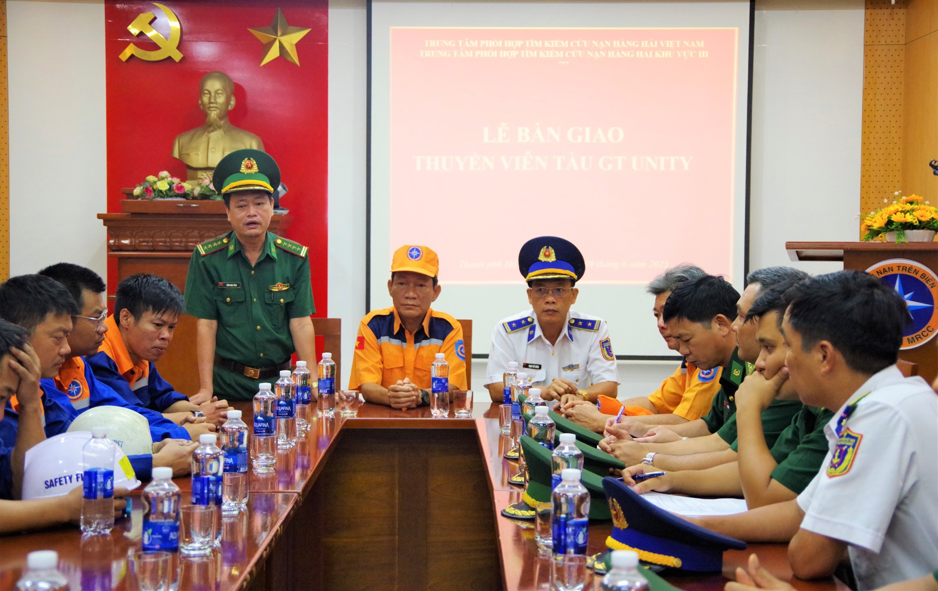 nguyen-nhan-tau-cho-dau-chay-ngoai-khoi-tphcm-20-thuyen-vien-kip-thoat-nan-553-1754725697381-1754725697926378950473.jpg