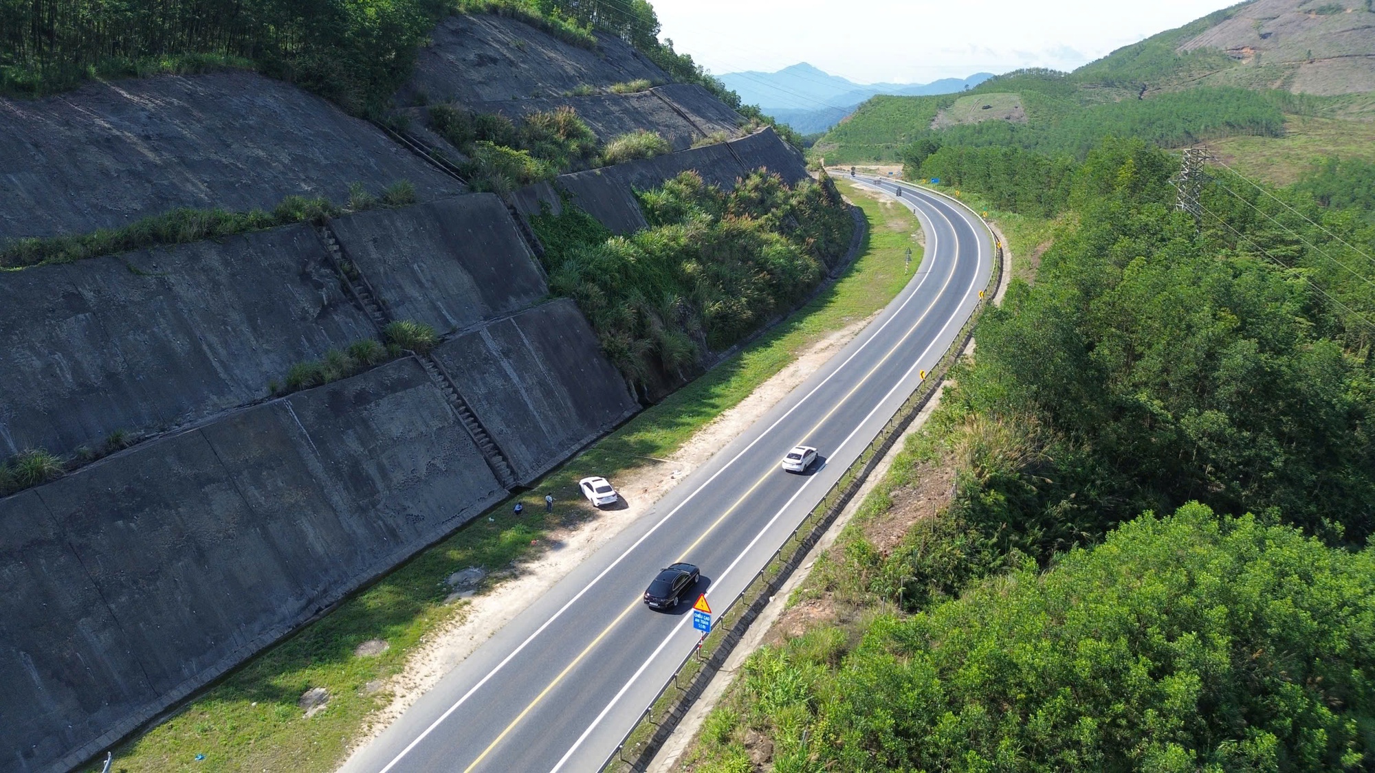 tren-dai-cong-truong-du-an-mo-rong-cao-toc-nghin-ty-sau-2-thang-trien-khai-21-1754657646625589149088-1754703766638-17547037667801332474890.jpg