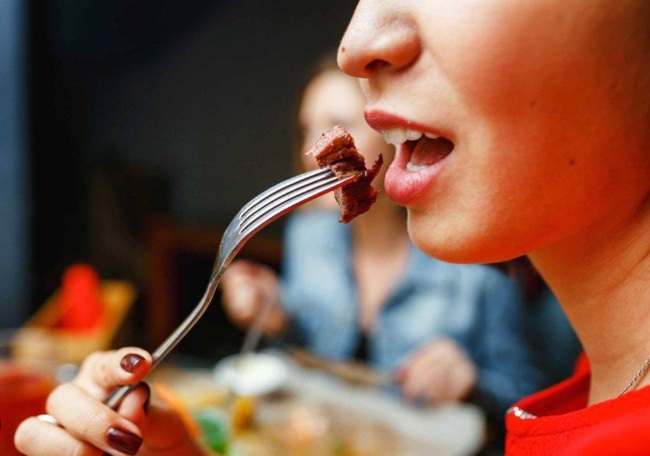 Mẹo đơn giản mà hiệu quả giúp kiểm soát cân nặng và đường huyết trong dịp nghỉ lễ - Ảnh 4.