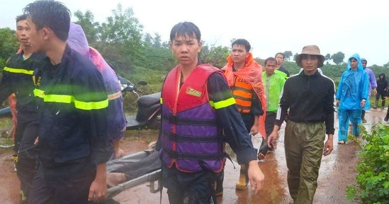 Nam thanh ni&ecirc;n bị nước cuốn tr&ocirc;i tử vong khi đi xe m&aacute;y qua đập tr&agrave;n giữa đ&ecirc;m ở Lai Ch&acirc;u - Ảnh 2.