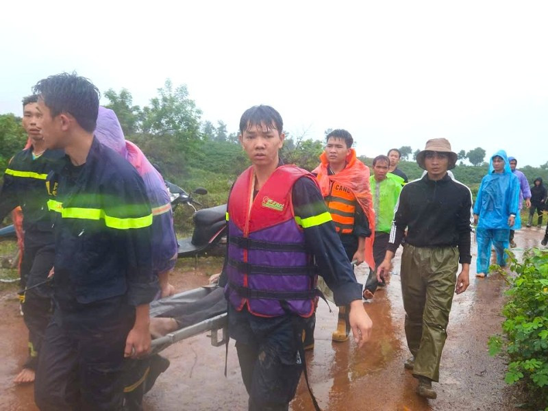 bi-nuoc-cuon-troi-khi-qua-dap-tran-1238-1756715642454-17567156428521005814046.jpg