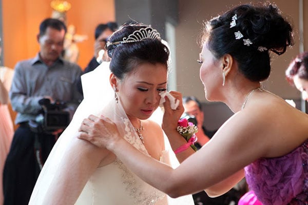 Vừa thay bộ váy cưới, mẹ chồng dúi ngay cho tôi cuốn sổ tiết kiệm và một lời nhắn ám ảnh- Ảnh 1. Vừa thay bộ váy cưới, mẹ chồng dúi ngay cho tôi cuốn sổ tiết kiệm và một lời nhắn ám ảnh- Ảnh 1.