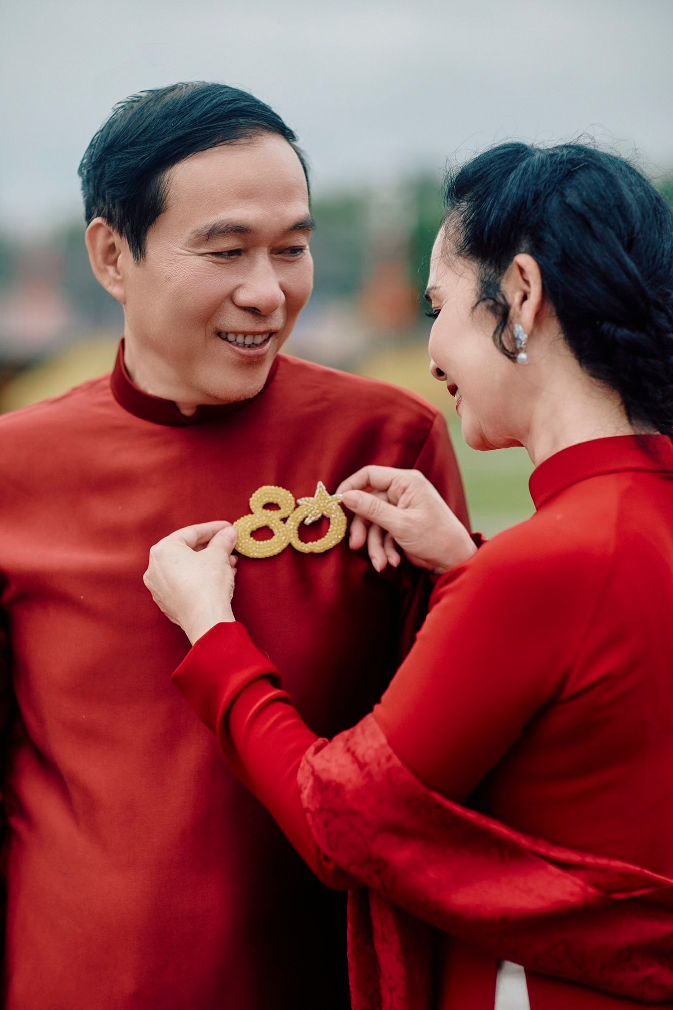 Umělecký pár Lan Huong - Do Ky „následuje“ trend milování ao dai – milování venkova – Foto 3. Vợ chồng nghệ sĩ Lan Hương - Đỗ Kỷ 'đu' trend yêu áo dài - yêu đất nước - Ảnh 3.