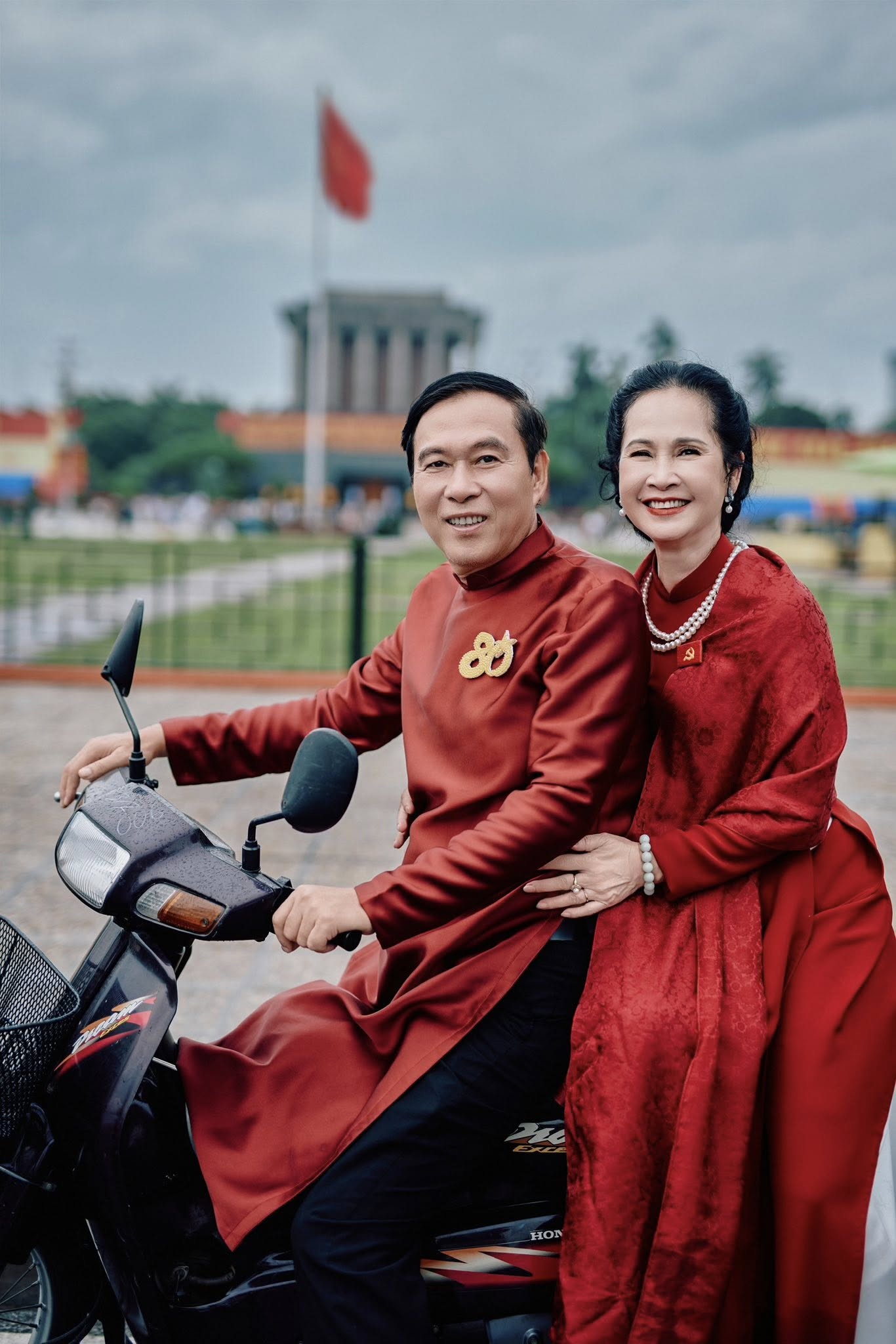 Umělecký pár Lan Huong - Do Ky „následuje“ trend milování ao dai – milování venkova – Foto 5. Vợ chồng nghệ sĩ Lan Hương - Đỗ Kỷ 'đu' trend yêu áo dài - yêu đất nước - Ảnh 5.