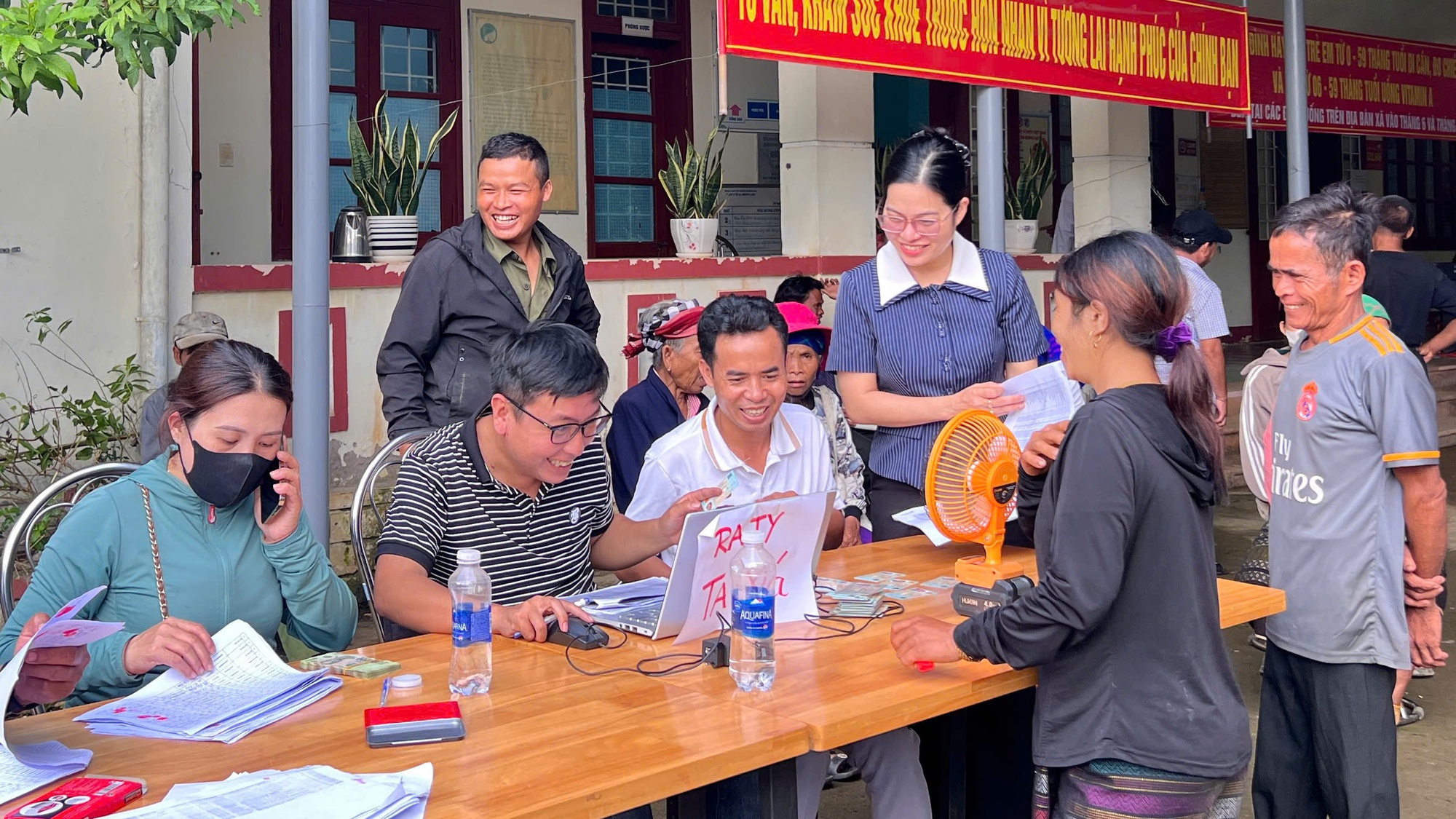san-phu-di-nhan-qua-quoc-khanh-chuyen-da-1756694874350949269866-1756703081095-1756703081262705898678.jpg