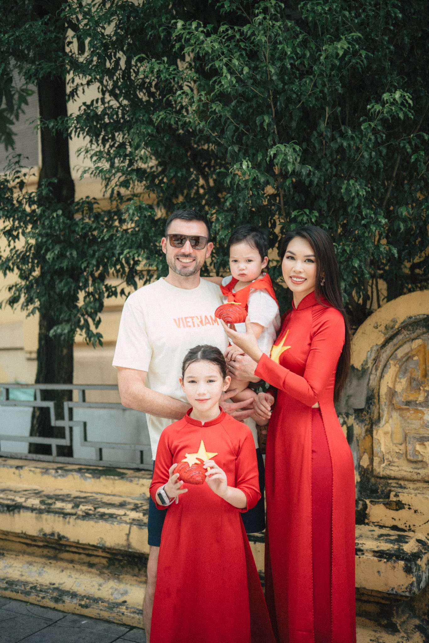 Anak perempuan Ha Anh yang berbangsa campuran dengan gembira dan riang memakai bendera merah dan bintang kuning ao dai - Foto 7. Con gái lai Tây của Hà Anh hanh phúc, hân hoan diện áo dài cờ đỏ sao vàng  - Ảnh 7.