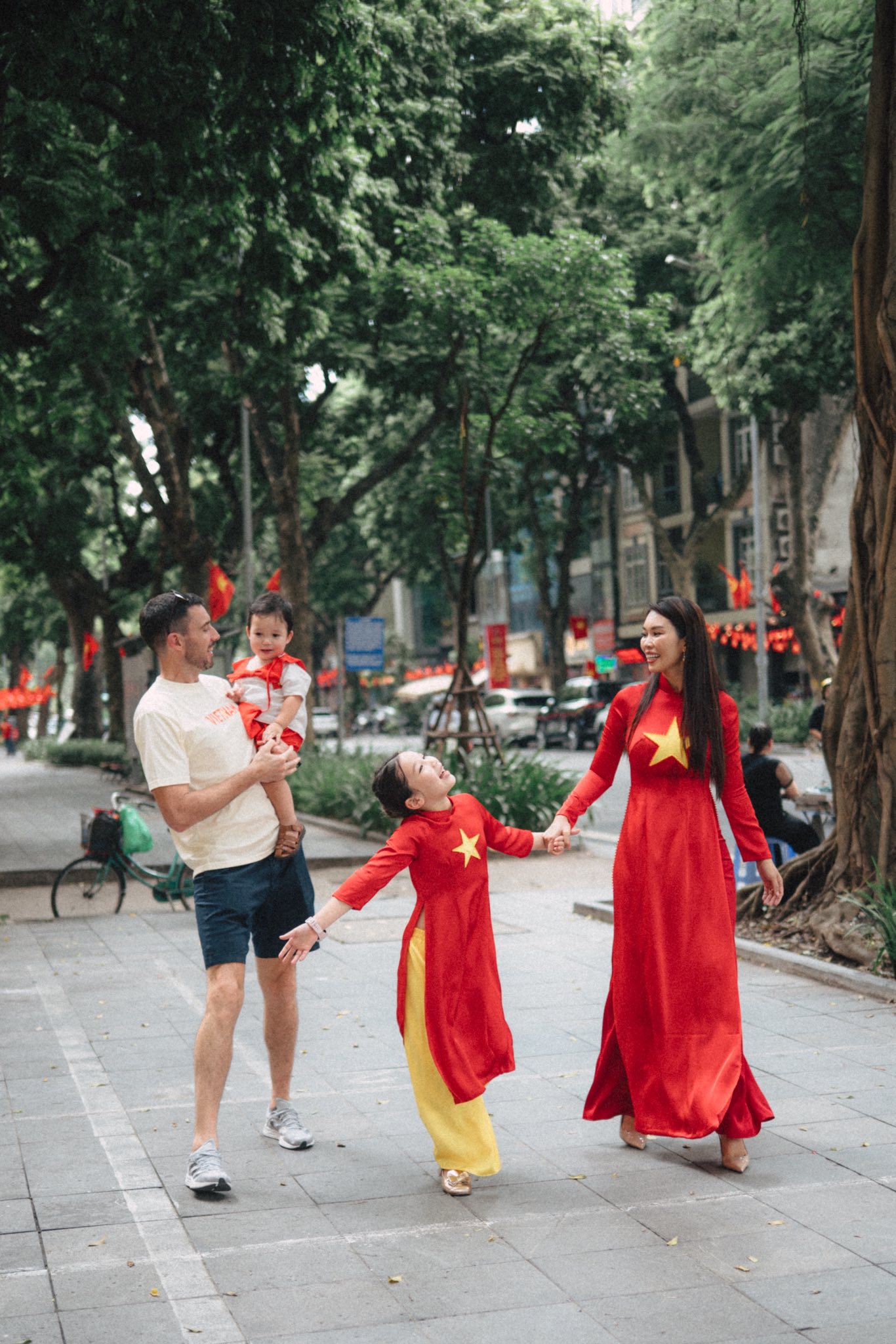 Anak perempuan Ha Anh yang berbangsa campuran dengan gembira dan riang memakai bendera merah dan bintang kuning ao dai - Foto 8. Con gái lai Tây của Hà Anh hanh phúc, hân hoan diện áo dài cờ đỏ sao vàng  - Ảnh 8.