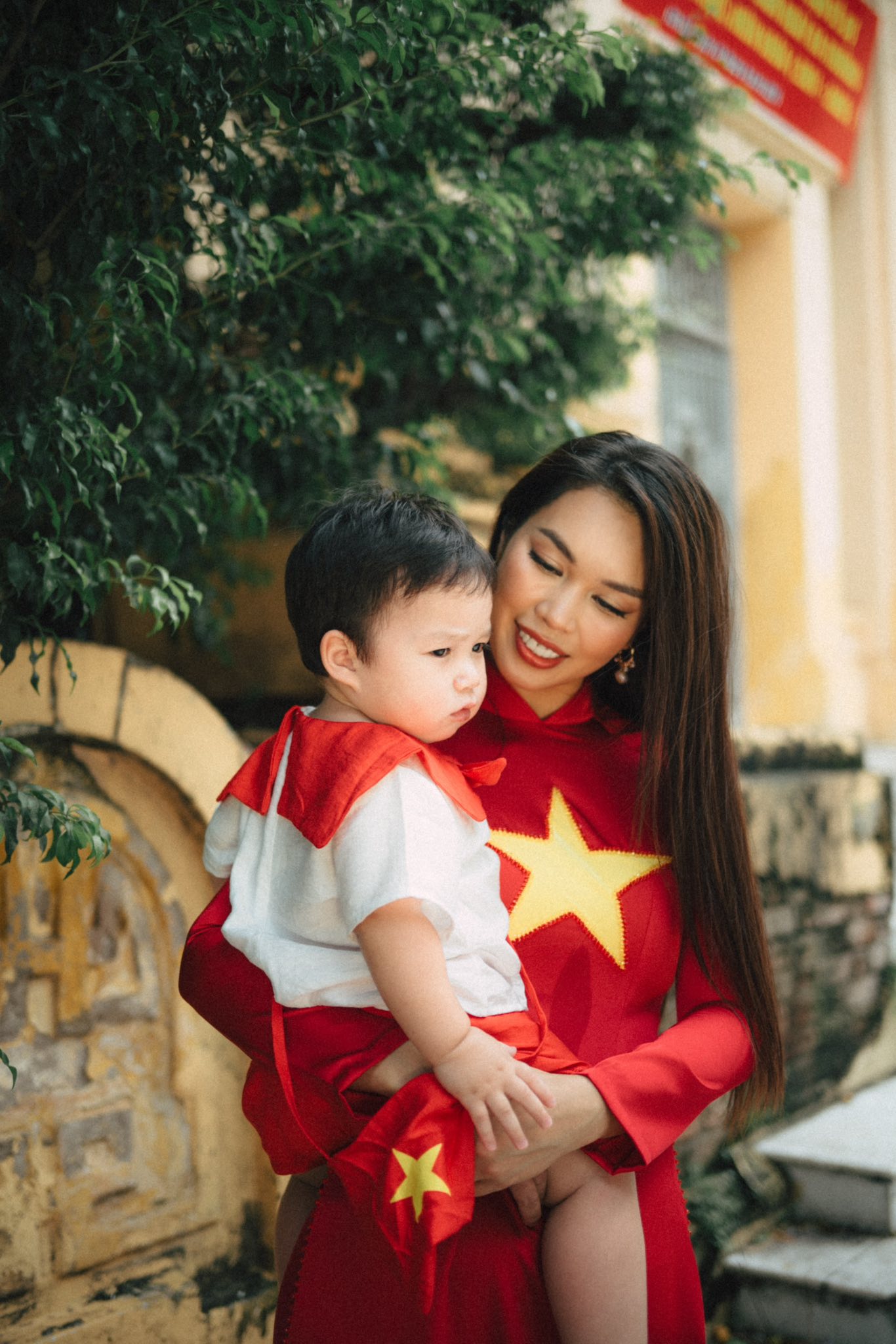 Anak perempuan Ha Anh berbangsa campuran dengan gembira dan riang memakai bendera merah dan bintang kuning ao dai - Foto 9. Con gái lai Tây của Hà Anh hanh phúc, hân hoan diện áo dài cờ đỏ sao vàng  - Ảnh 9.