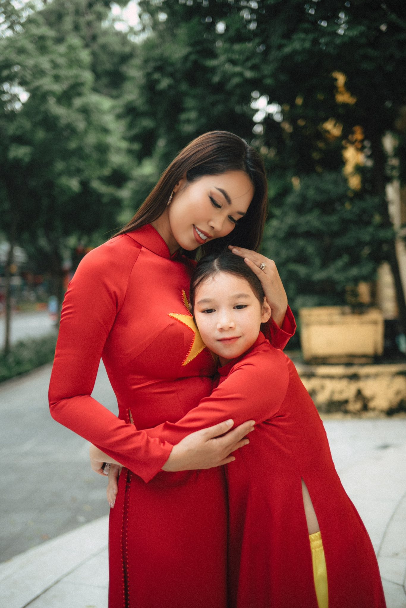 Anak perempuan Ha Anh yang berbangsa campuran dengan gembira dan riang memakai bendera merah dan bintang kuning ao dai - Foto 3. Con gái lai Tây của Hà Anh hanh phúc, hân hoan diện áo dài cờ đỏ sao vàng  - Ảnh 3.