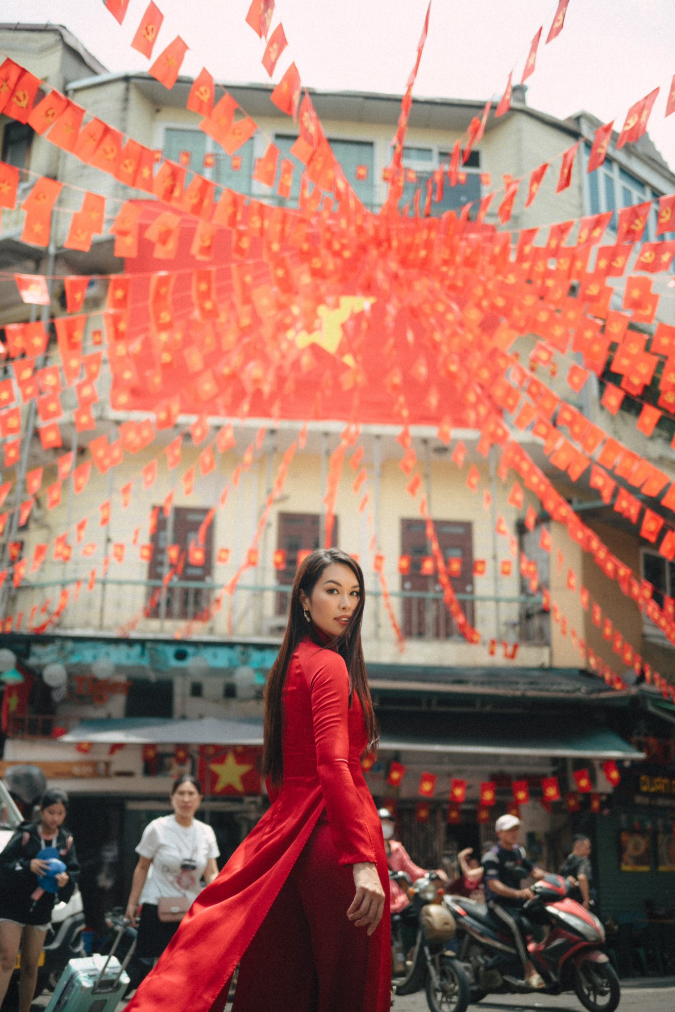 Anak perempuan Ha Anh yang berbangsa campuran dengan gembira dan riang memakai bendera merah dan bintang kuning ao dai - Foto 4. Con gái lai Tây của Hà Anh hanh phúc, hân hoan diện áo dài cờ đỏ sao vàng  - Ảnh 4.