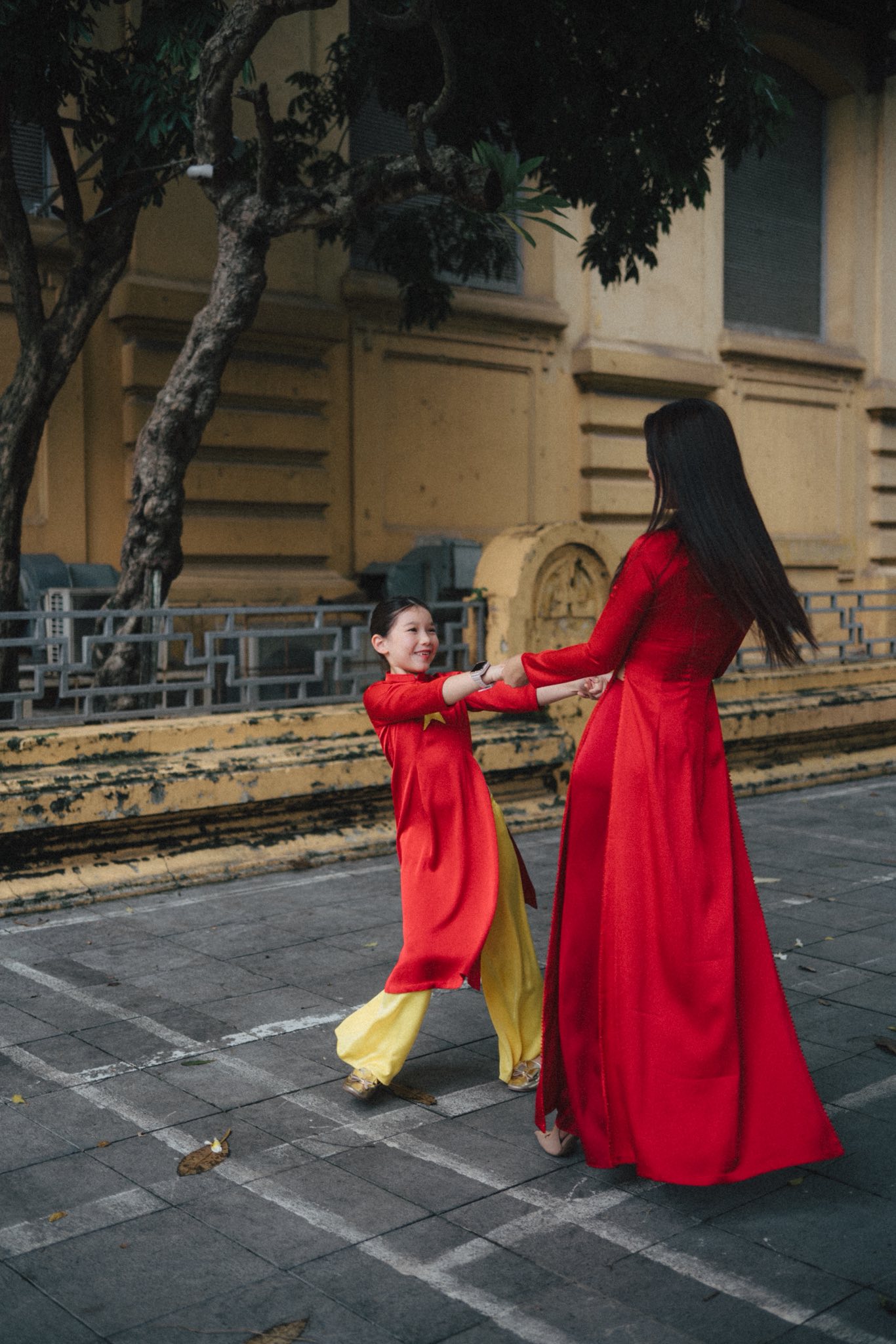 Anak perempuan Ha Anh yang berbangsa campuran dengan gembira dan riang memakai bendera merah dan bintang kuning ao dai - Foto 5. Con gái lai Tây của Hà Anh hanh phúc, hân hoan diện áo dài cờ đỏ sao vàng  - Ảnh 5.