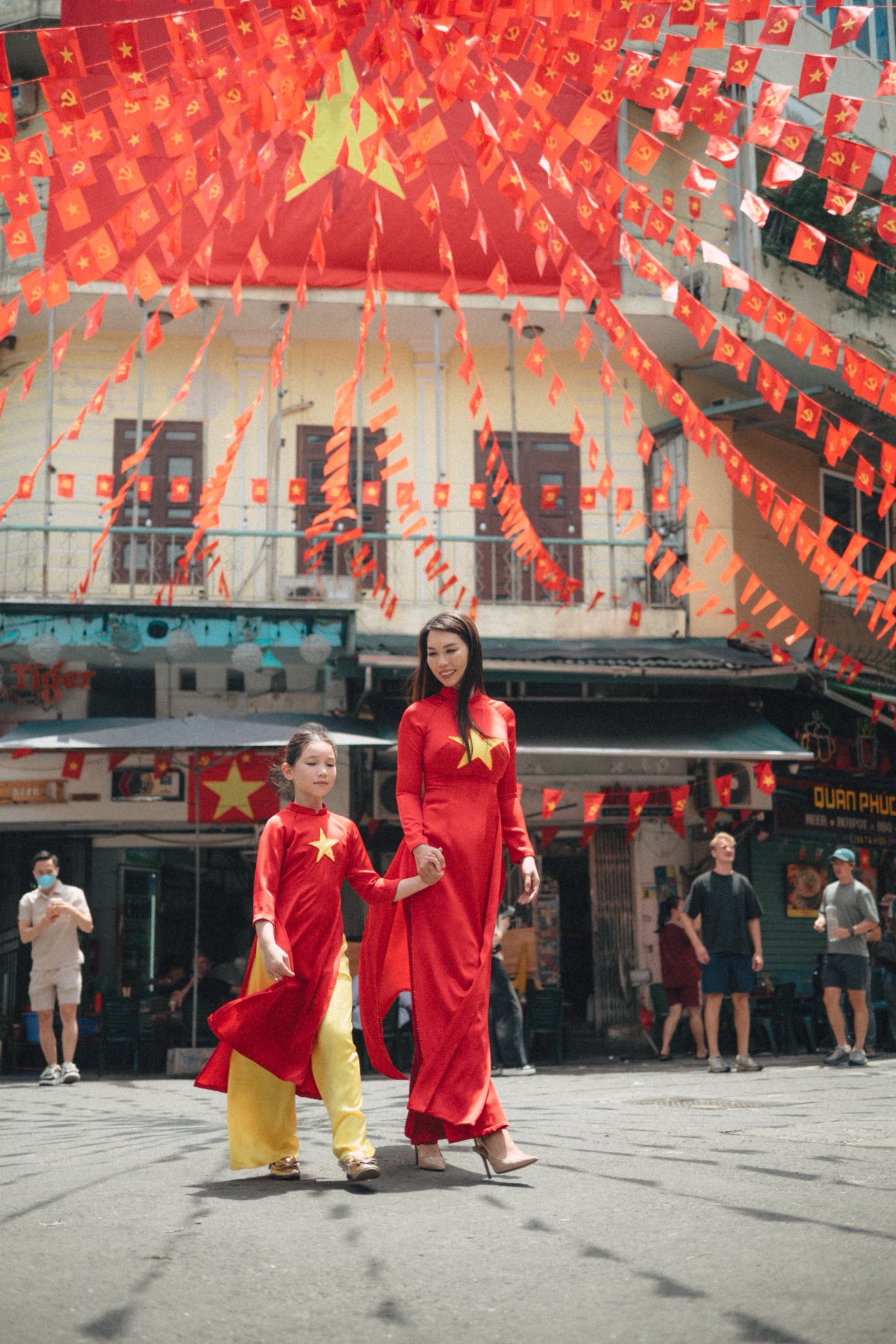 Anak perempuan Ha Anh yang berbangsa campuran dengan gembira dan riang memakai bendera merah dan bintang kuning ao dai - Foto 6. Con gái lai Tây của Hà Anh hanh phúc, hân hoan diện áo dài cờ đỏ sao vàng  - Ảnh 6.