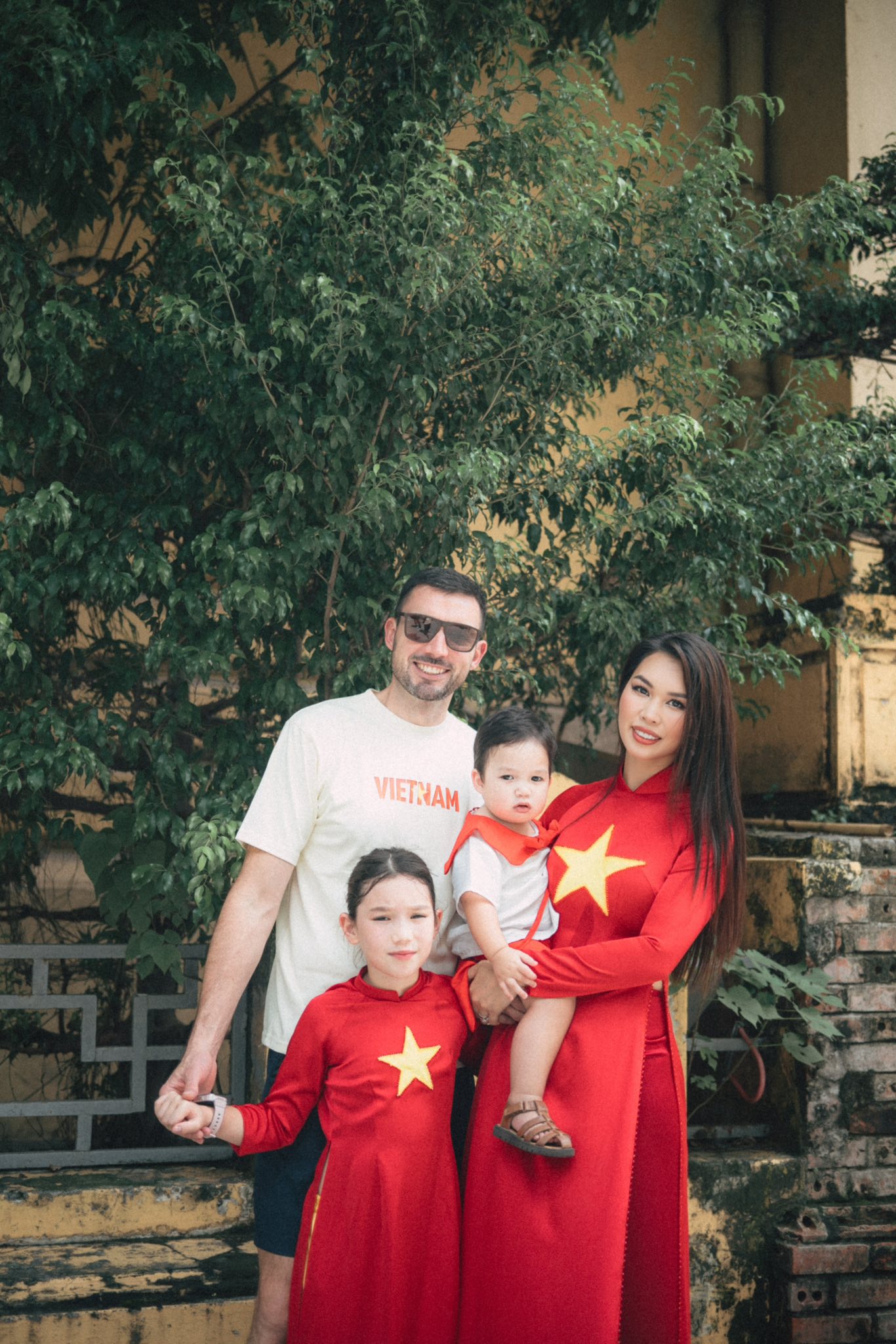 Anak perempuan Ha Anh yang berbangsa campuran dengan gembira dan riang memakai bendera merah dan bintang kuning ao dai - Foto 10. Con gái lai Tây của Hà Anh hanh phúc, hân hoan diện áo dài cờ đỏ sao vàng  - Ảnh 10.