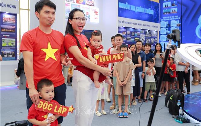 Tin sáng 2/9: Một quyết sách mang tính đột phá giúp hàng chục triệu gia đình Việt Nam hưởng lợi; người dân phấn khởi nhận quà Tết Độc lập