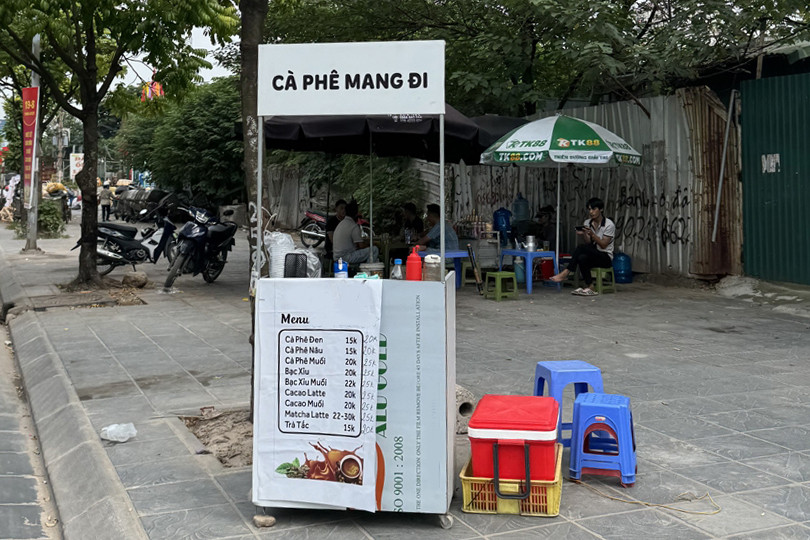 Bán cà phê mang đi, ‘cửa ngõ khởi nghiệp’ liêu xiêu trên vỉa hè - Ảnh 1.