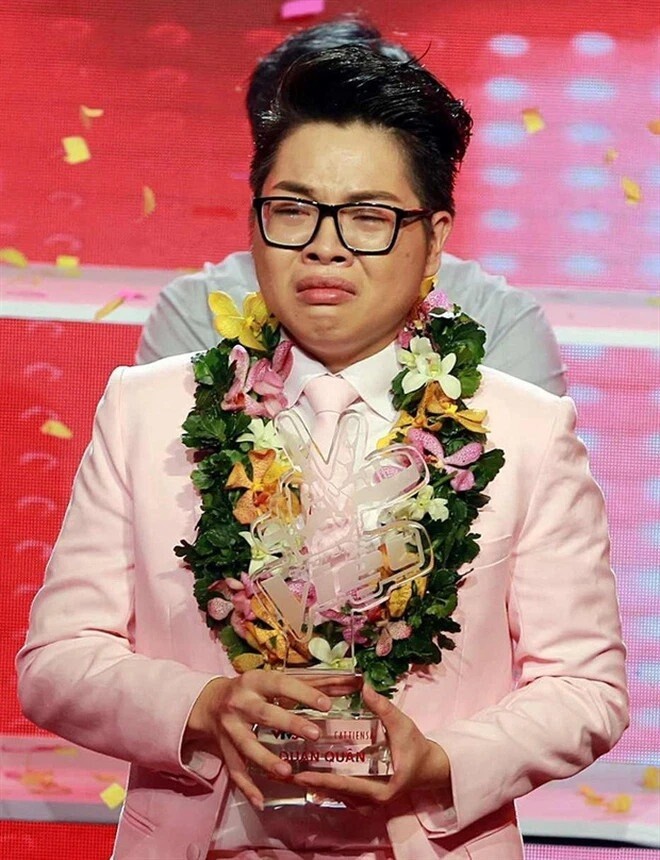 g-3-chang-trai-9x-hat-o-dai-le-nguoi-duoc-ca-lang-chao-don-sau-dang-quang-nguoi-len-doi-nho-phuc-1756897187-13-width660height860-1757493542798-17574935432861097445353.jpg