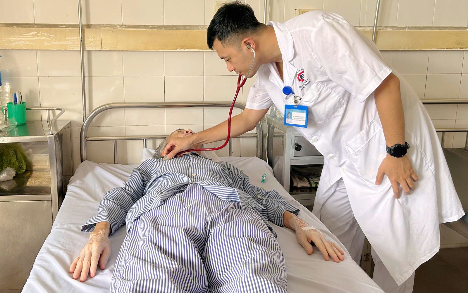 Người đàn ông 49 tuổi vỡ mạch máu phế quản sau biểu hiện đáng sợ này! - Ảnh 3.