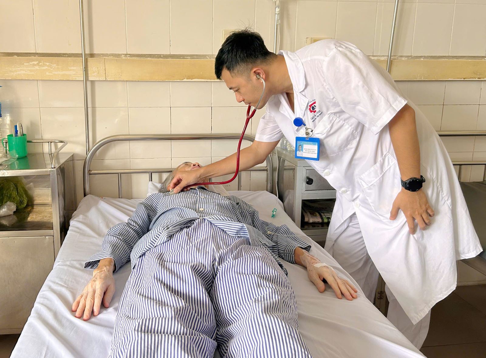 Cứu sống bệnh nhân ho ra máu kèm nhiều bệnh nguy hiểm - Ảnh 1. Cứu sống bệnh nhân ho ra máu kèm nhiều bệnh nguy hiểm - Ảnh 1.