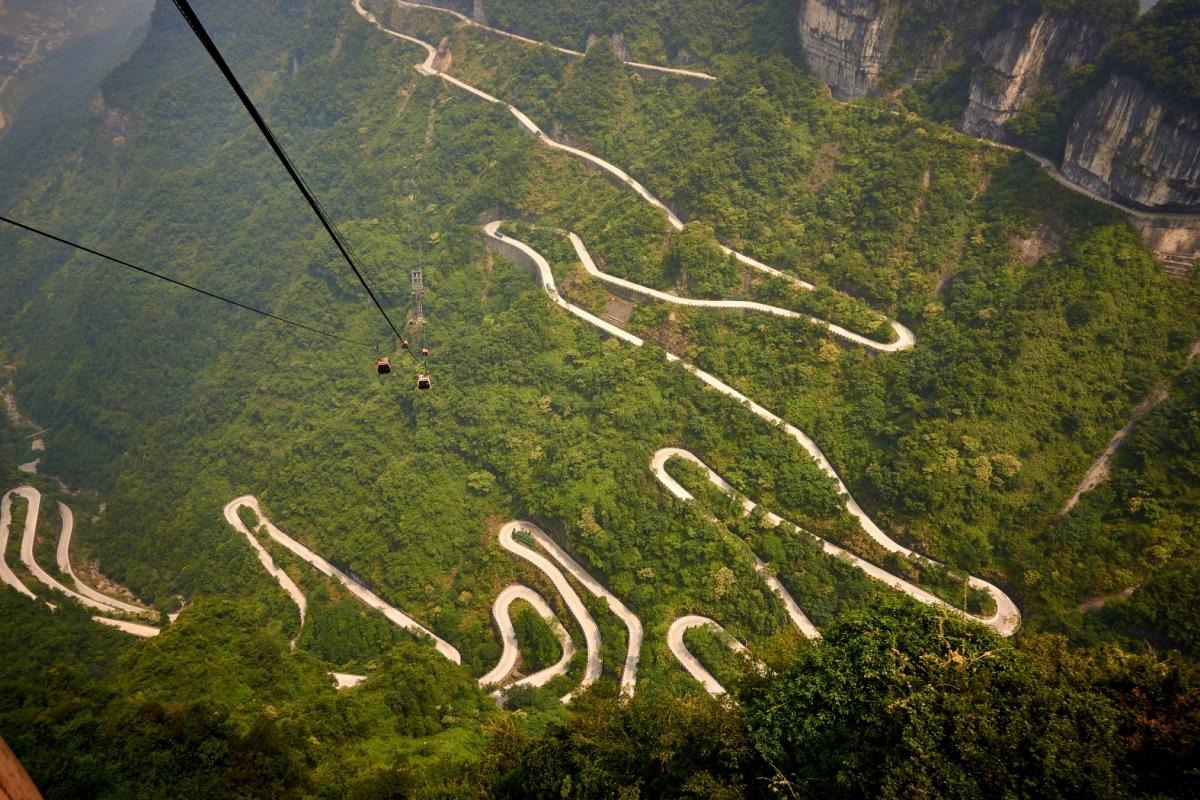tianmen-mountain-big-gate-road-z-1-17573067421751148728650-1757465179243-17574651795561670469593.jpg