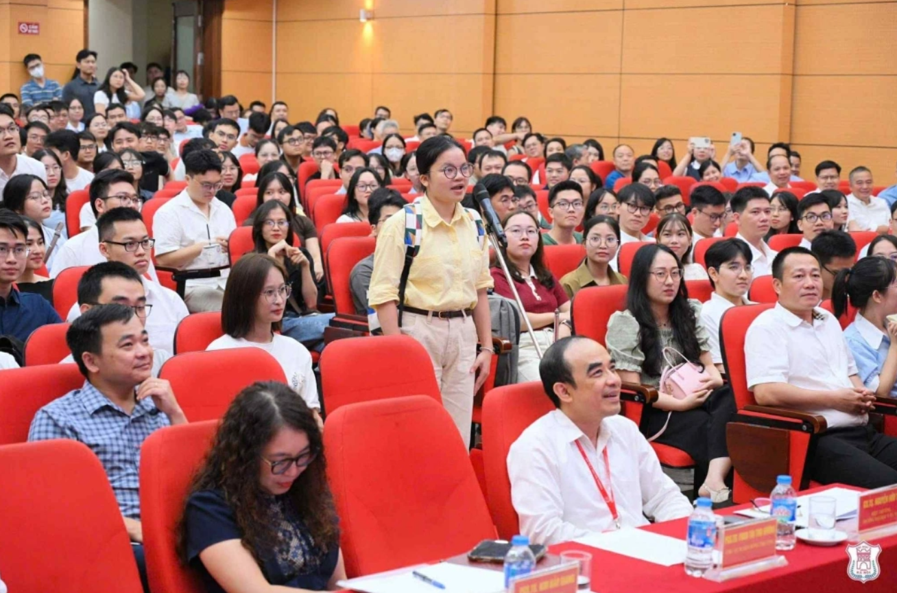 Vì sao nữ bác sĩ nội trú chọn chuyên ngành nội tim mạch khiến cả hội trường vỡ oà, vỗ tay không ngớt: Giải mã TOP 1 khoa khó nhất trong ngành Y - Ảnh 1. Vì sao nữ bác sĩ nội trú chọn chuyên ngành nội tim mạch khiến cả hội trường vỡ oà, vỗ tay không ngớt: Giải mã TOP 1 khoa khó nhất trong ngành Y - Ảnh 1.