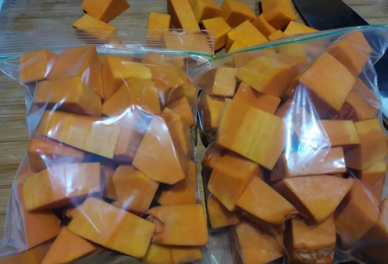 Pumpa i säsong, hur man konserverar den för att hålla sig färsk längre till familjemåltider - Bild 4. Bí đỏ vào mùa , cách bảo quản để giữ tươi ngon lâu hơn cho bữa ăn gia đình - Ảnh 4.