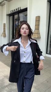 Đây mới là cách kết hợp áo khoác với áo sơ mi nữ hợp thời cho nàng tự tin xuống phố - Ảnh 2. Đây mới là cách kết hợp áo khoác với áo sơ mi nữ hợp thời cho nàng tự tin xuống phố - Ảnh 2.