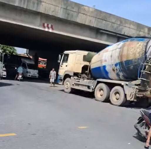 Hà Nội: Điều tra vụ nữ sinh lớp 10 bị ngã văng ra đường sau va chạm với xe bồn khiến người dân bức xúc - Ảnh 2.