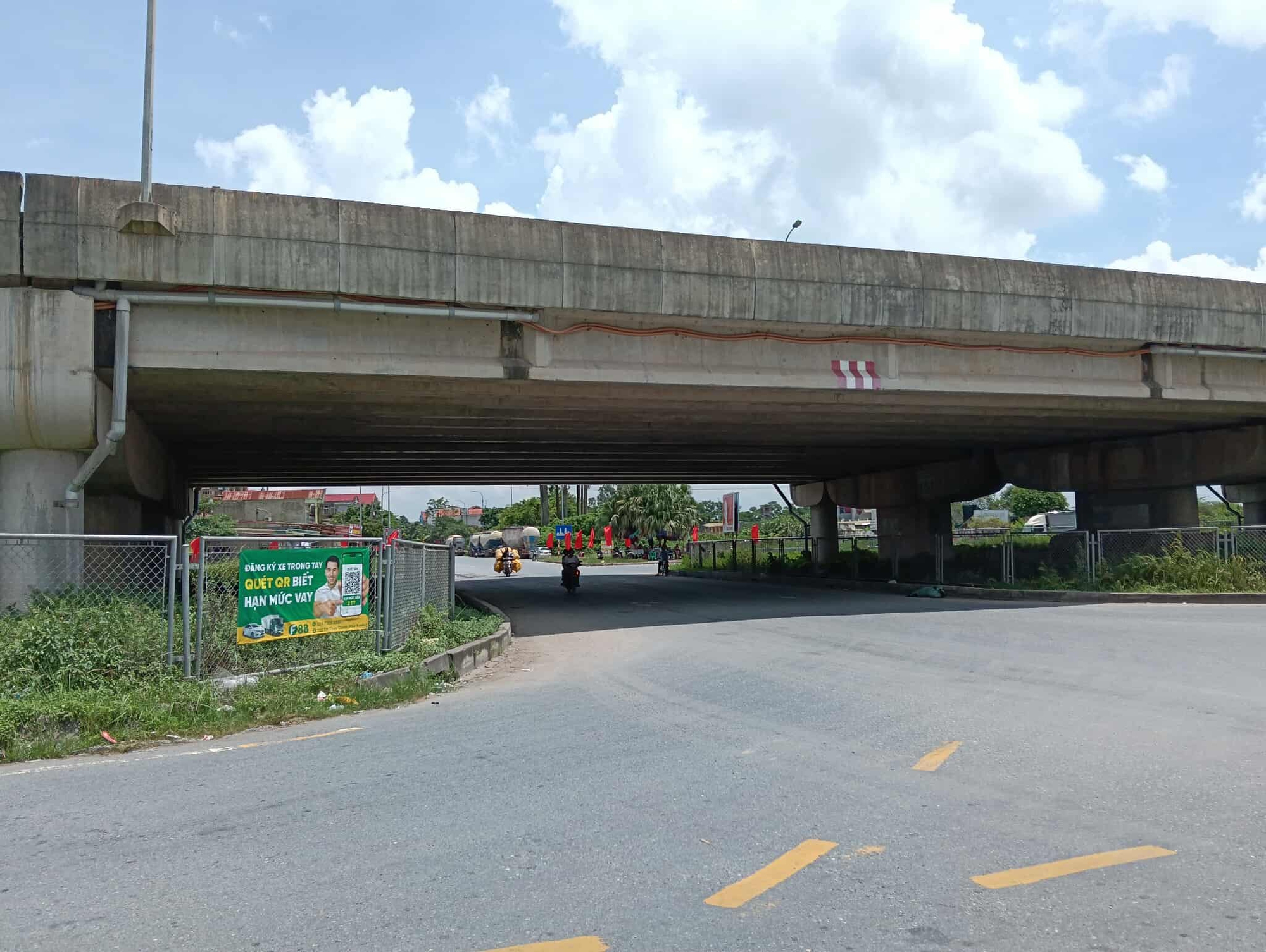 Hà Nội: Điều tra vụ nữ sinh lớp 10 bị ngã văng ra đường sau va chạm với xe bồn khiến người dân bức xúc - Ảnh 4.