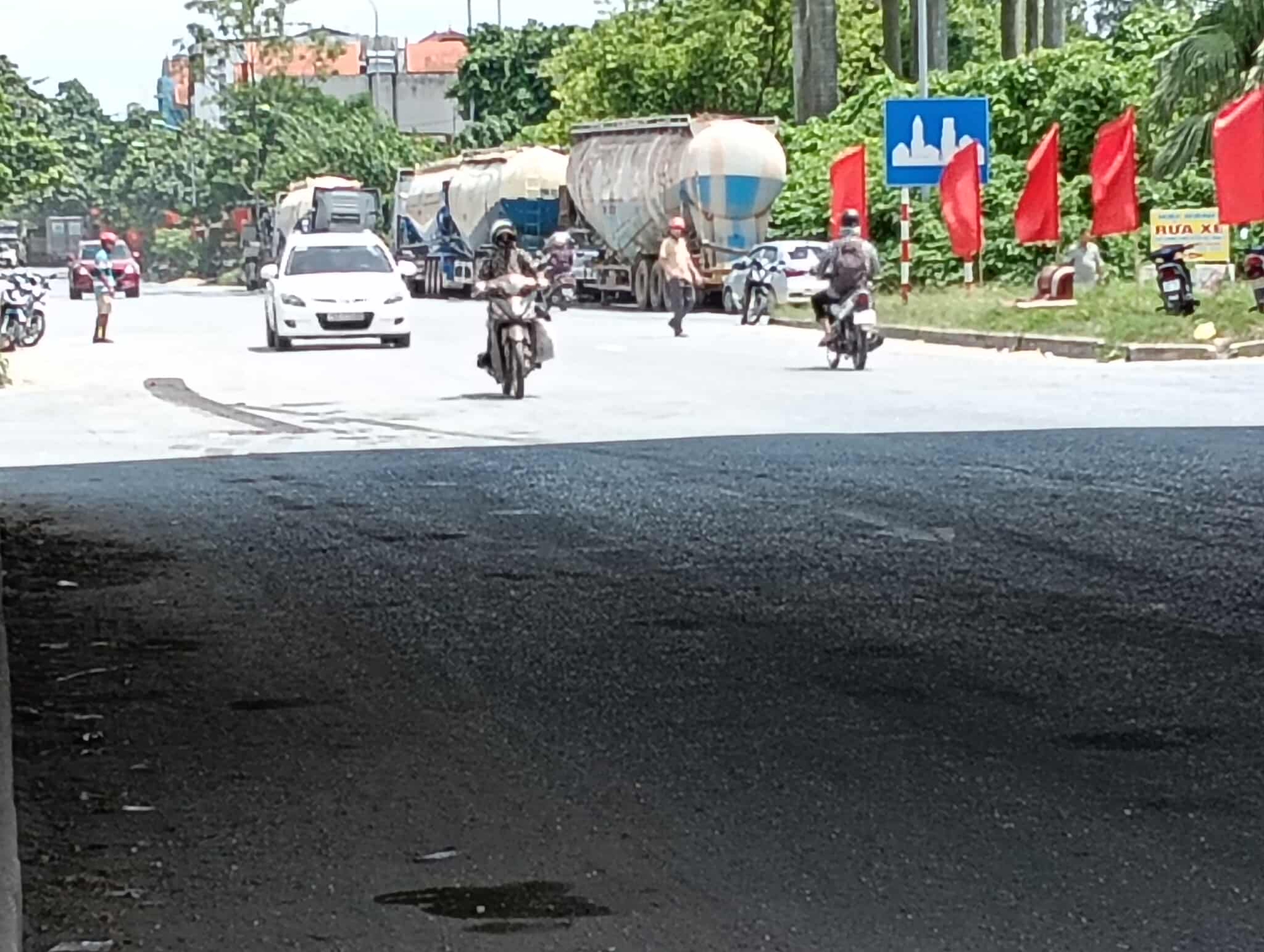 Hà Nội: Điều tra vụ nữ sinh lớp 10 bị ngã văng ra đường sau va chạm với xe bồn khiến người dân bức xúc - Ảnh 3.