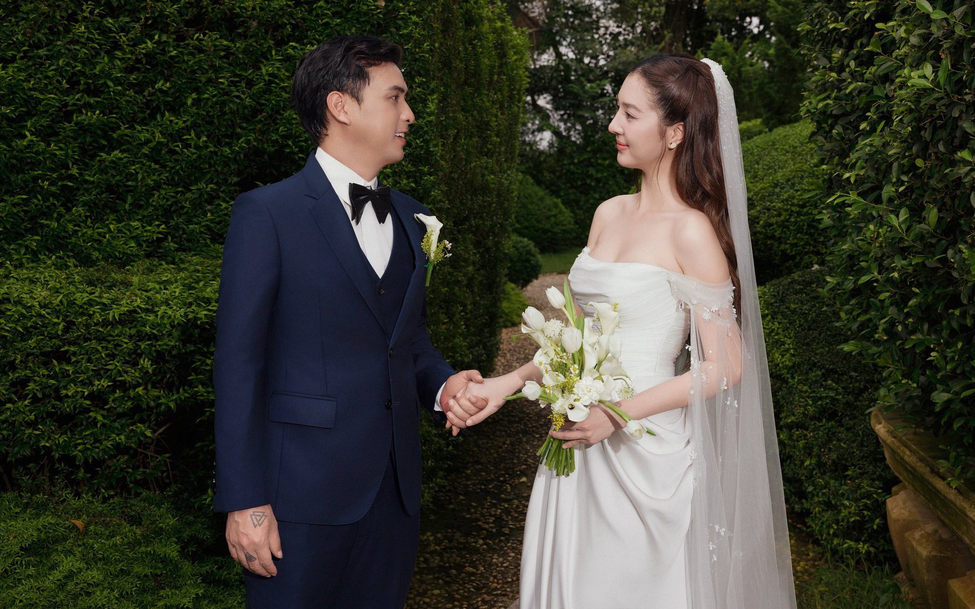 Mẹ đẻ và mẹ vợ Hồ Quang Hiếu rạng rỡ trong lễ vu quy truyền thống - Ảnh 1.