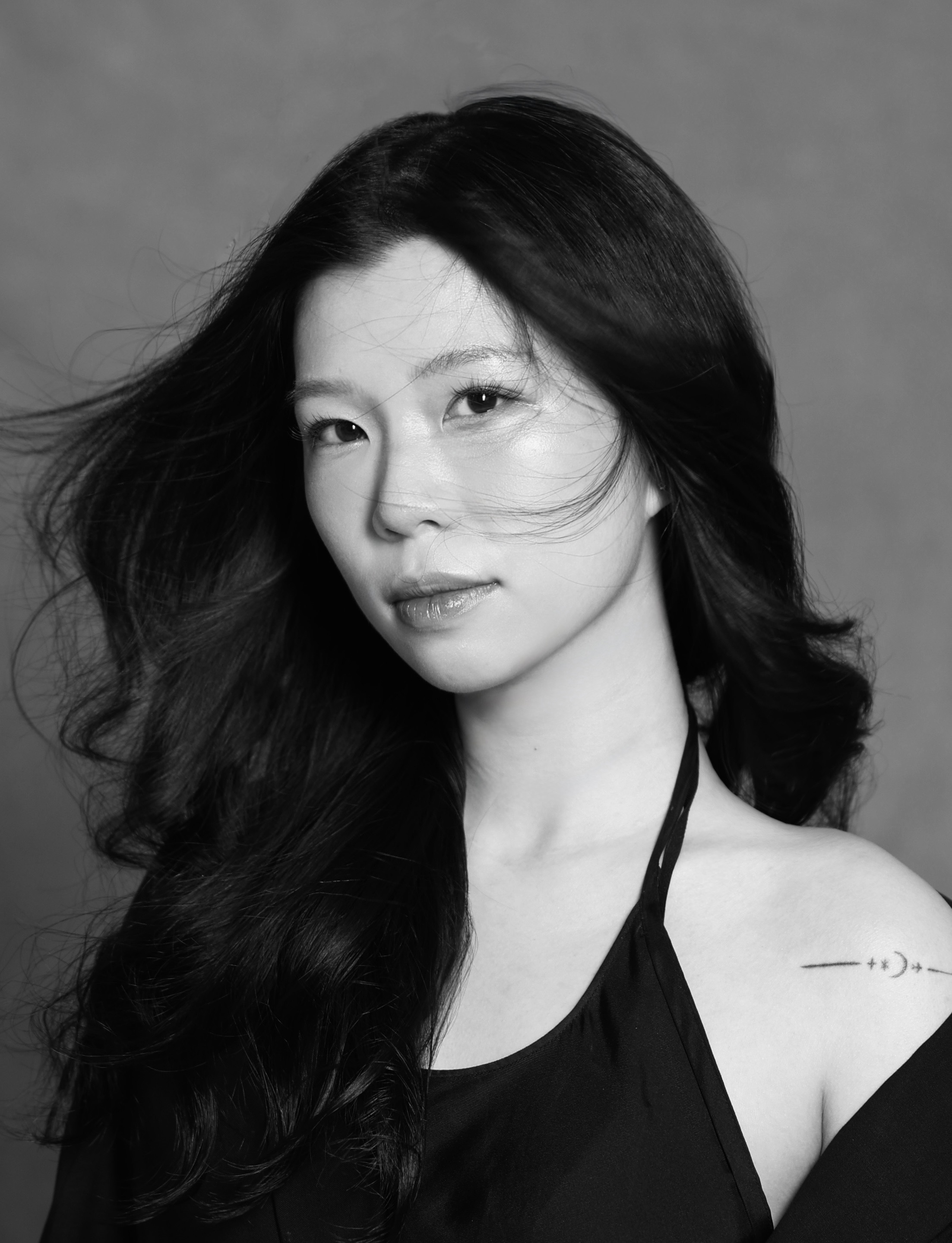 Vietnamský návrhář přináší na newyorský týden módy odvážnou módu - Foto 2. NTK Việt mang thời trang táo bạo lên New York Fashion Week  - Ảnh 2.