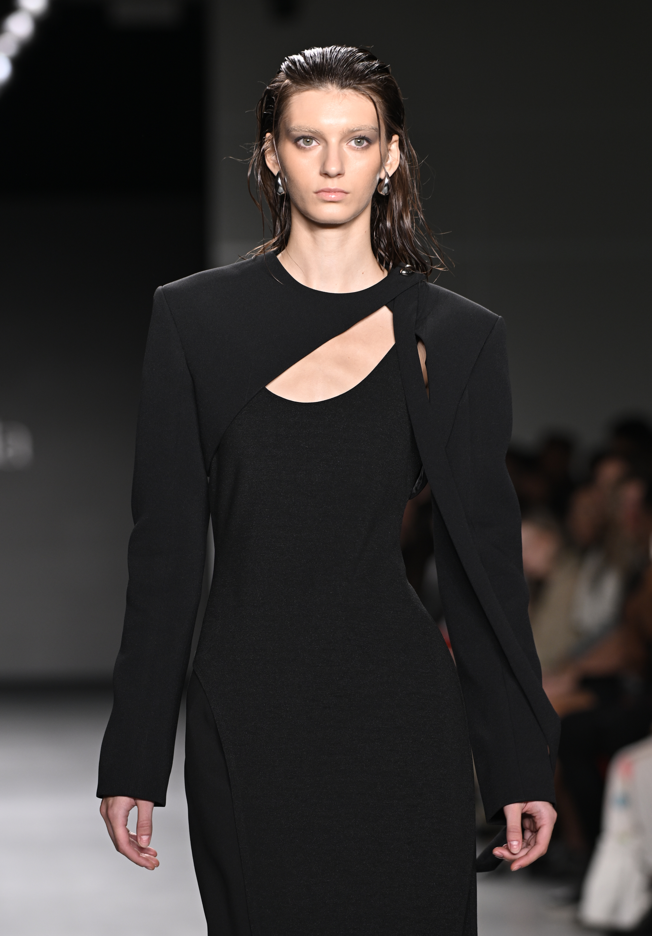 Vietnamský návrhář přináší na newyorský týden módy odvážnou módu - Foto 12. NTK Việt mang thời trang táo bạo lên New York Fashion Week  - Ảnh 12.