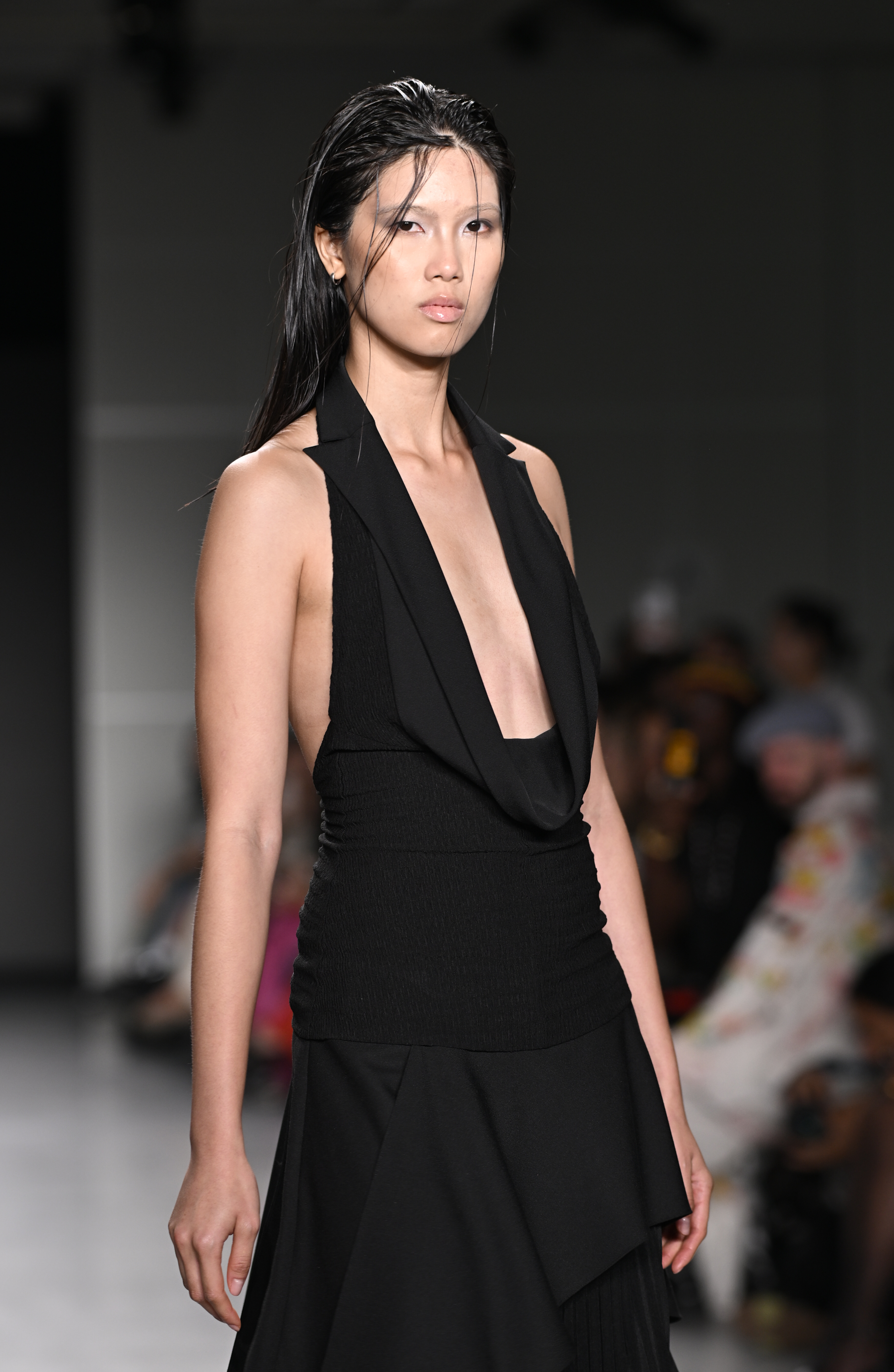 Vietnamský návrhář přináší na newyorský týden módy odvážnou módu - Foto 11. NTK Việt mang thời trang táo bạo lên New York Fashion Week  - Ảnh 11.