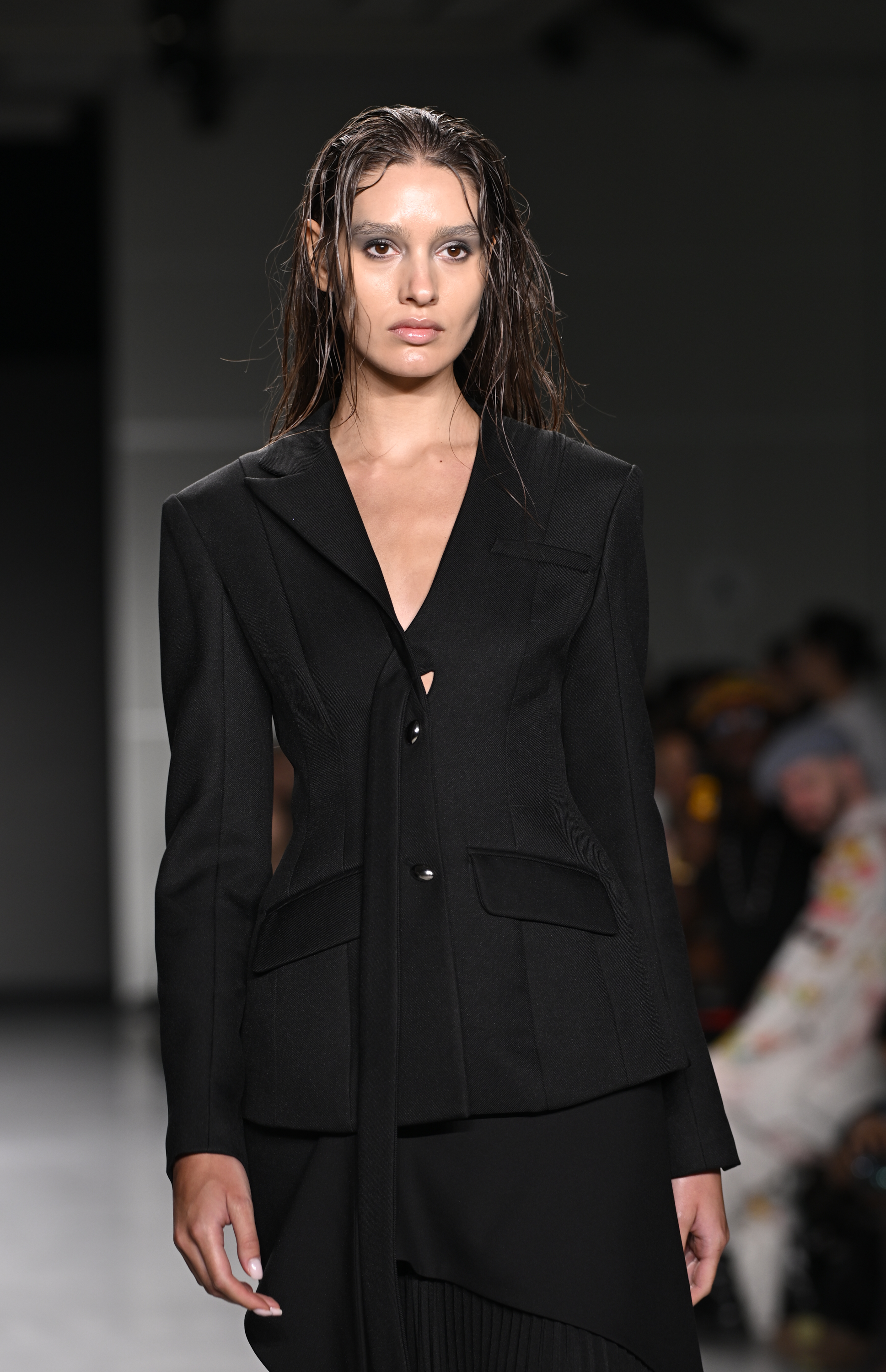 Vietnamský návrhář přináší na newyorský týden módy odvážnou módu - Foto 10. NTK Việt mang thời trang táo bạo lên New York Fashion Week  - Ảnh 10.