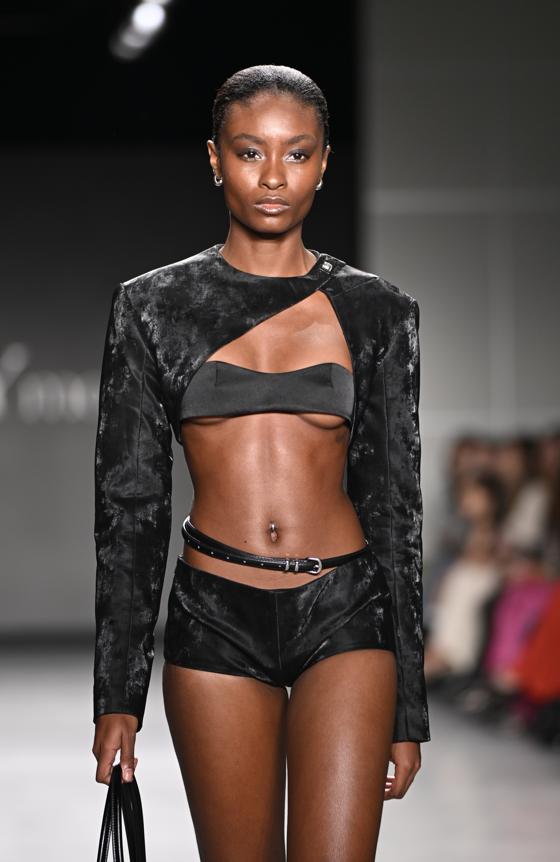 Vietnamský návrhář přináší na newyorský týden módy odvážnou módu - Foto 9. NTK Việt mang thời trang táo bạo lên New York Fashion Week  - Ảnh 9.