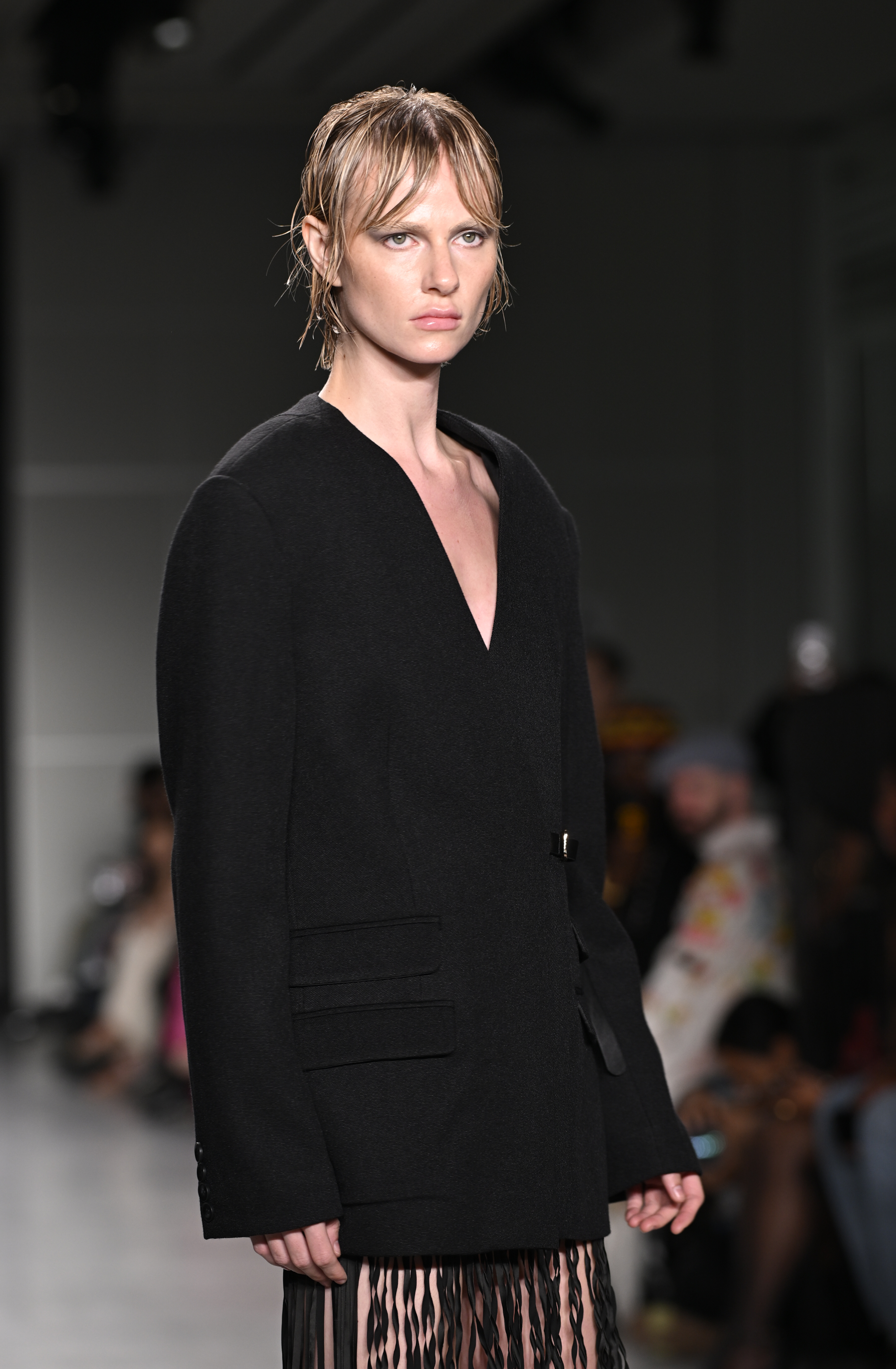 Vietnamský návrhář přináší na newyorský týden módy odvážnou módu - Foto 8. NTK Việt mang thời trang táo bạo lên New York Fashion Week  - Ảnh 8.