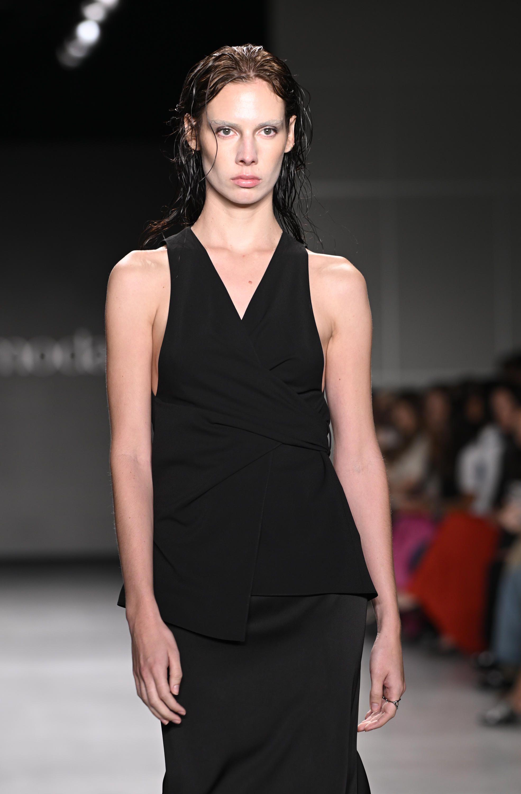 Vietnamský návrhář přináší na newyorský týden módy odvážnou módu - Foto 7. NTK Việt mang thời trang táo bạo lên New York Fashion Week  - Ảnh 7.