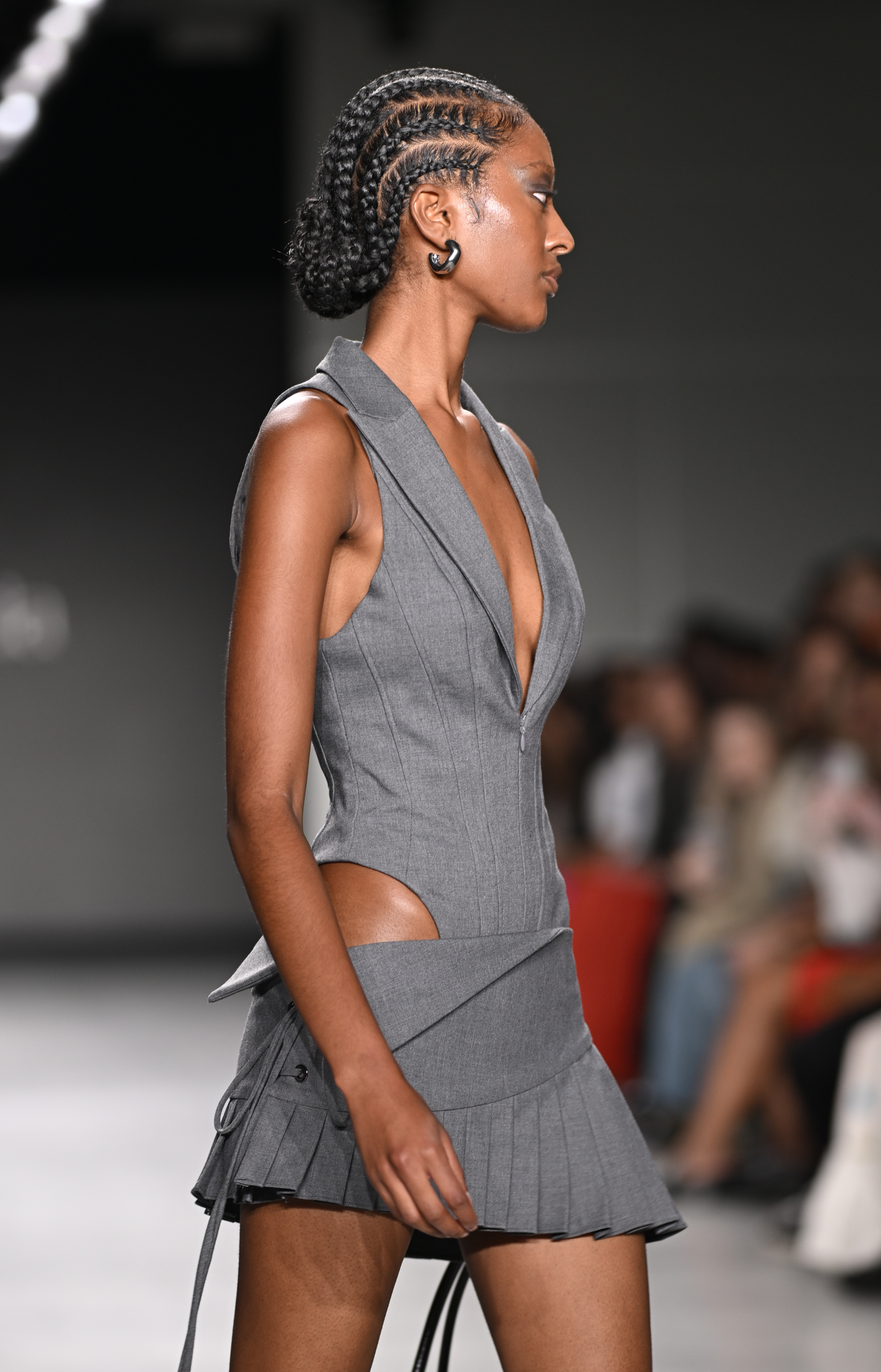 Vietnamský návrhář přináší na newyorský týden módy odvážnou módu - Foto 5. NTK Việt mang thời trang táo bạo lên New York Fashion Week  - Ảnh 5.