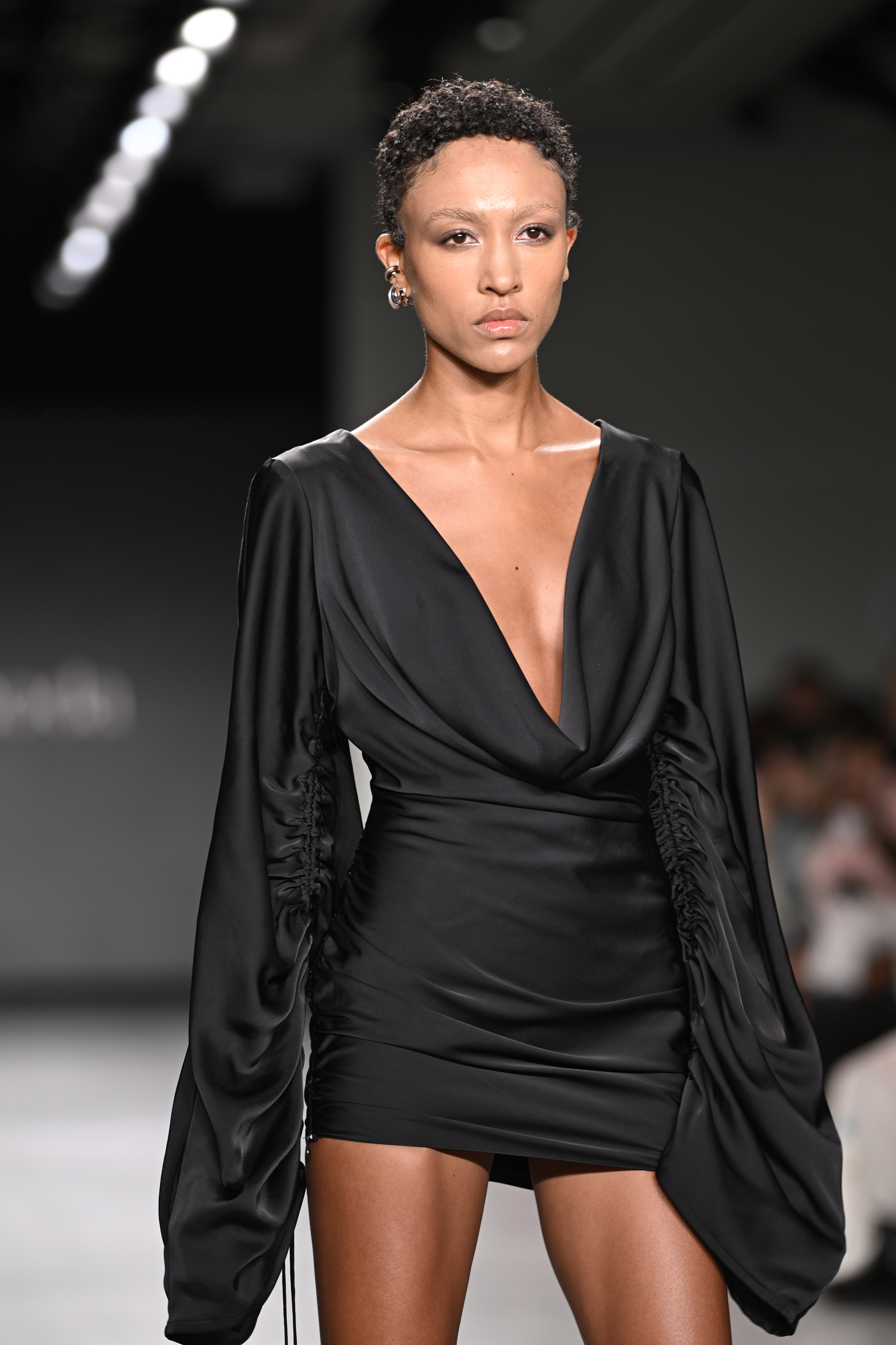 Vietnamský návrhář přináší na newyorský týden módy odvážnou módu - Foto 4. NTK Việt mang thời trang táo bạo lên New York Fashion Week  - Ảnh 4.