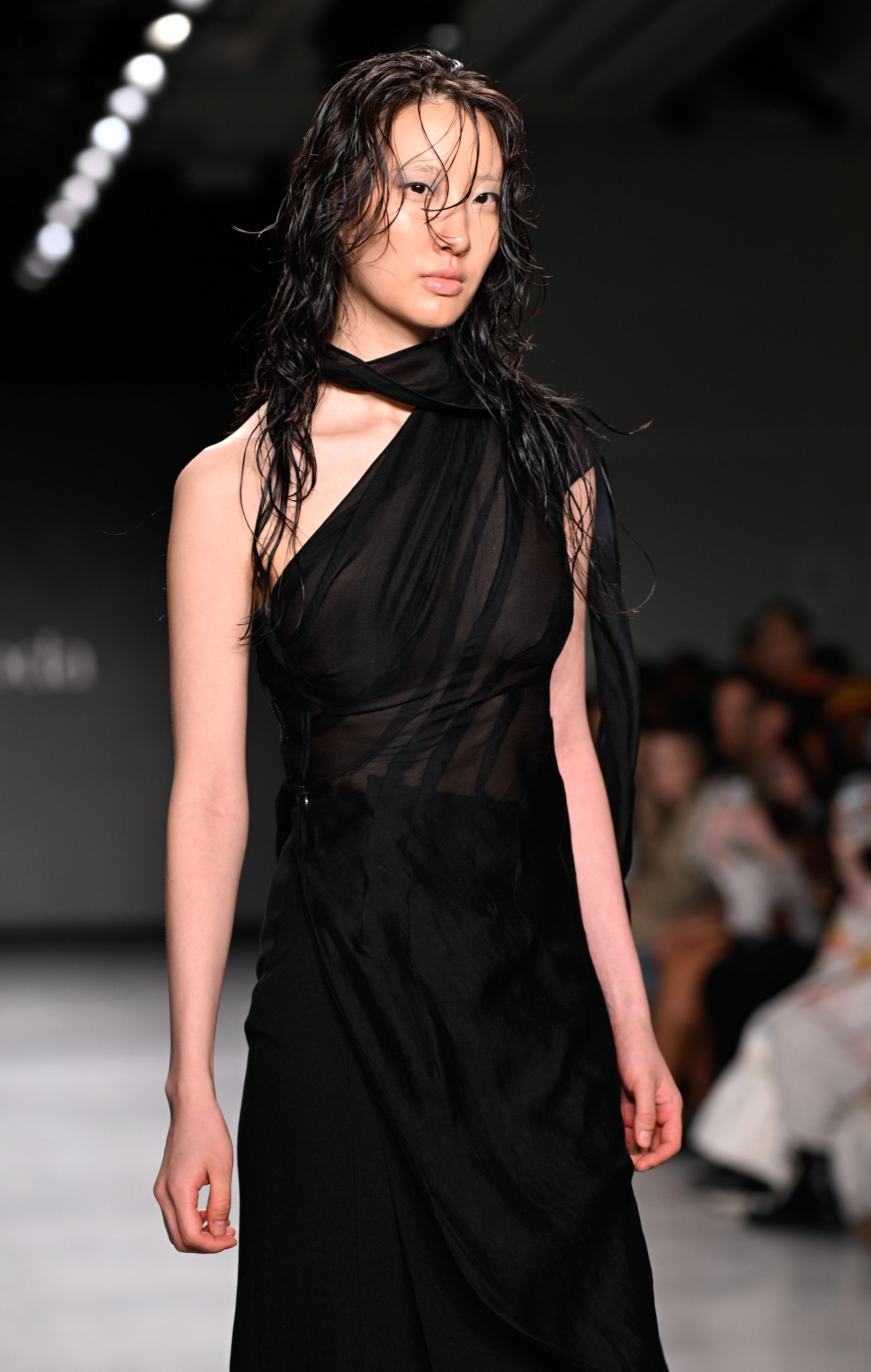 Vietnamský návrhář přináší na newyorský týden módy odvážnou módu - Foto 3. NTK Việt mang thời trang táo bạo lên New York Fashion Week  - Ảnh 3.