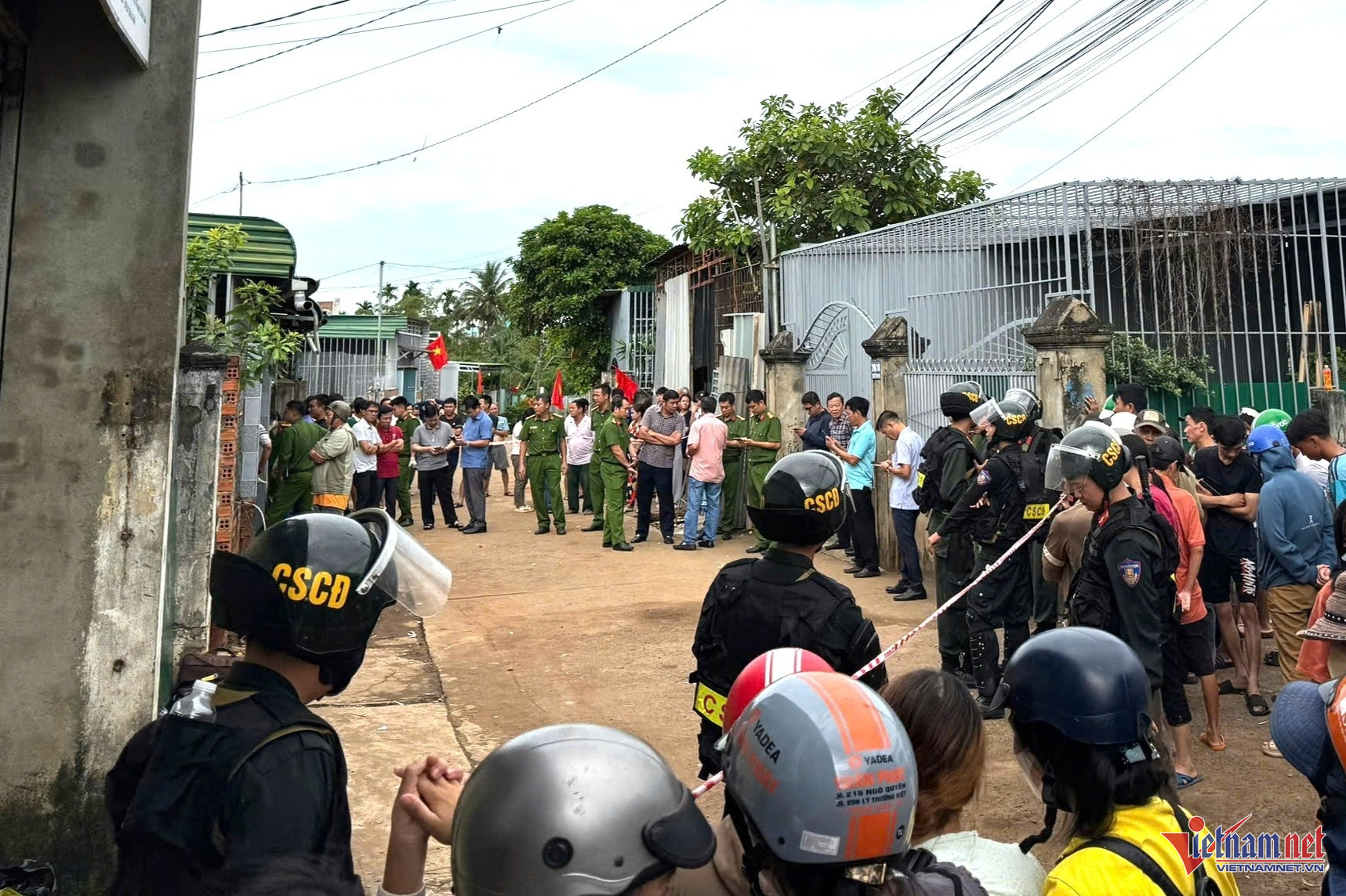 Vụ thảm án ở Đắk Lắk: Bé trai thoát chết nhờ trèo qua tường, trên người nhiều vết dao đâm - Ảnh 1. Vụ thảm án ở Đắk Lắk: Bé trai thoát chết nhờ trèo qua tường, trên người nhiều vết dao đâm - Ảnh 1.