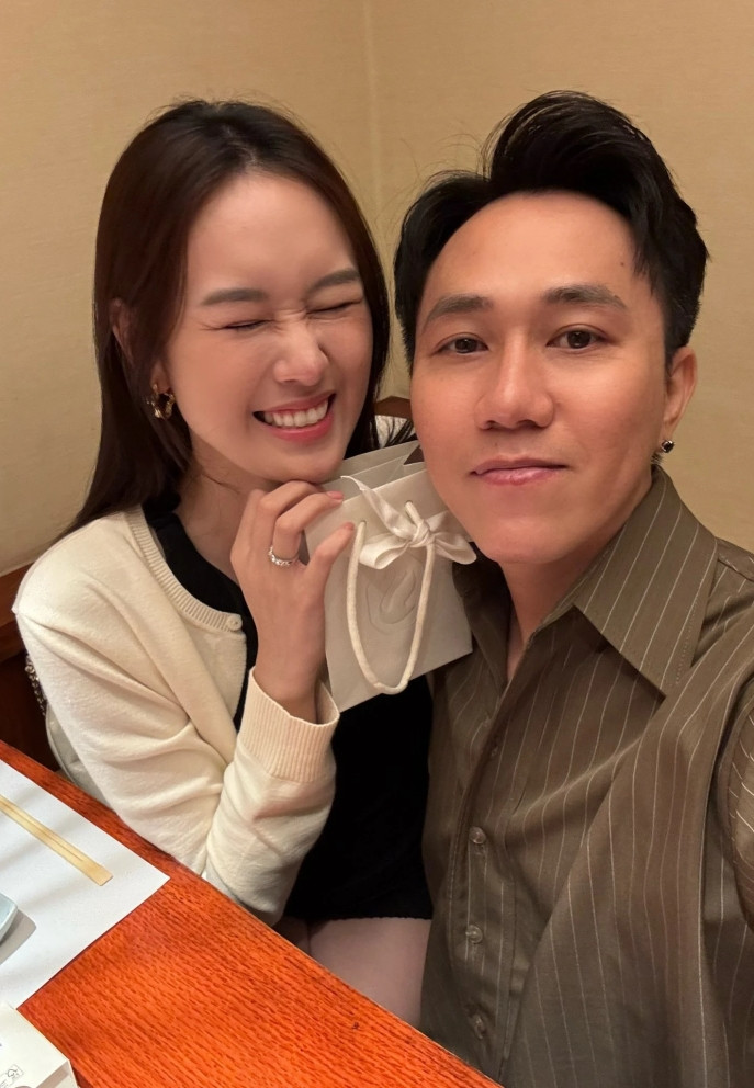 Diễn viên Anh Đức hết lòng cưng chiều vợ ‘xinh như hoa hậu’ sau 1 năm cưới - Ảnh 1.