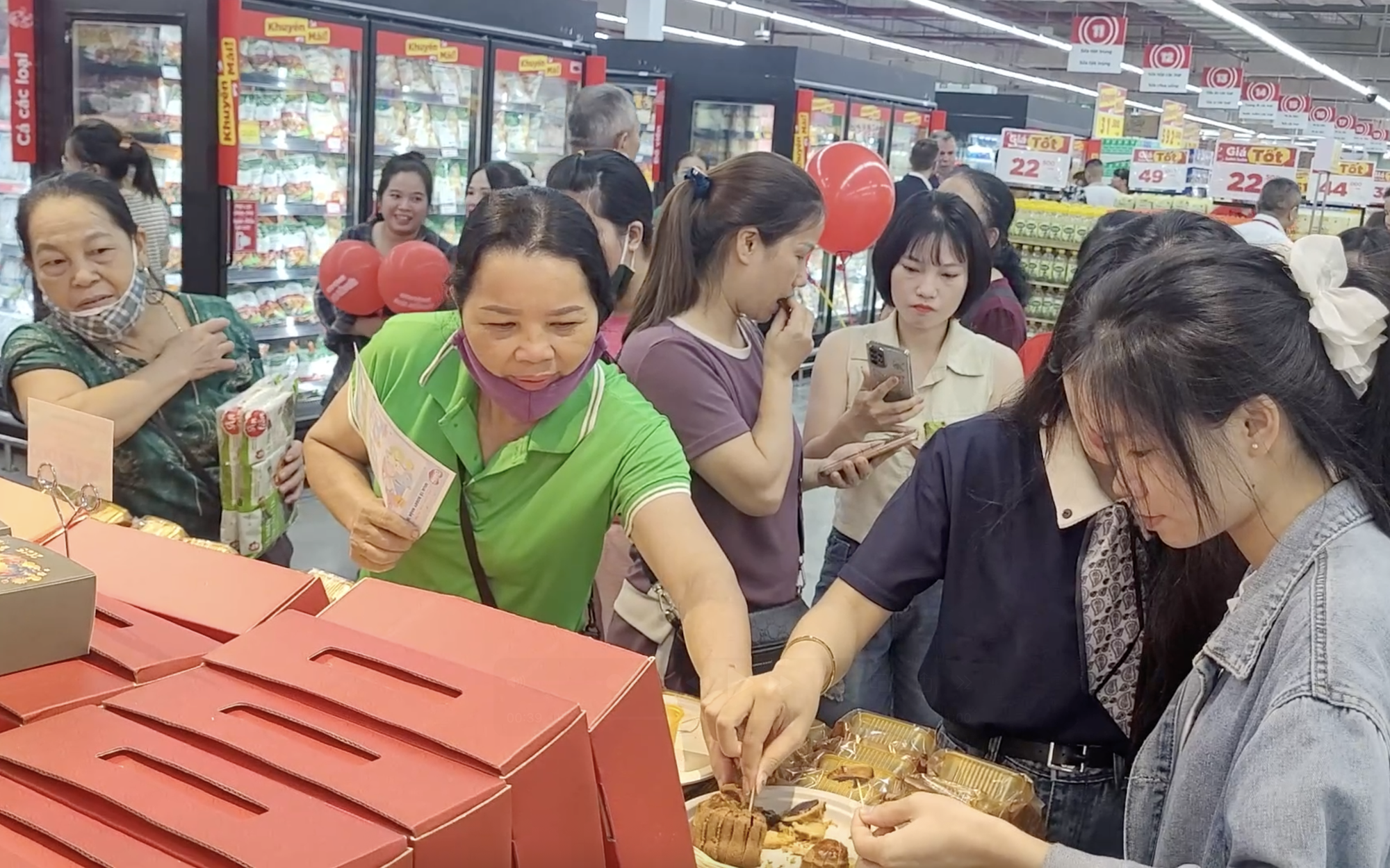 Bánh Trung thu lên kệ sớm, đa dạng phân khúc, thị trường sôi động ngay đầu mùa