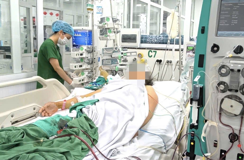 Sau vài ngày sốt cao, nhiều người mắc sốt xuất huyết rơi vào nguy kịch - Ảnh 1.