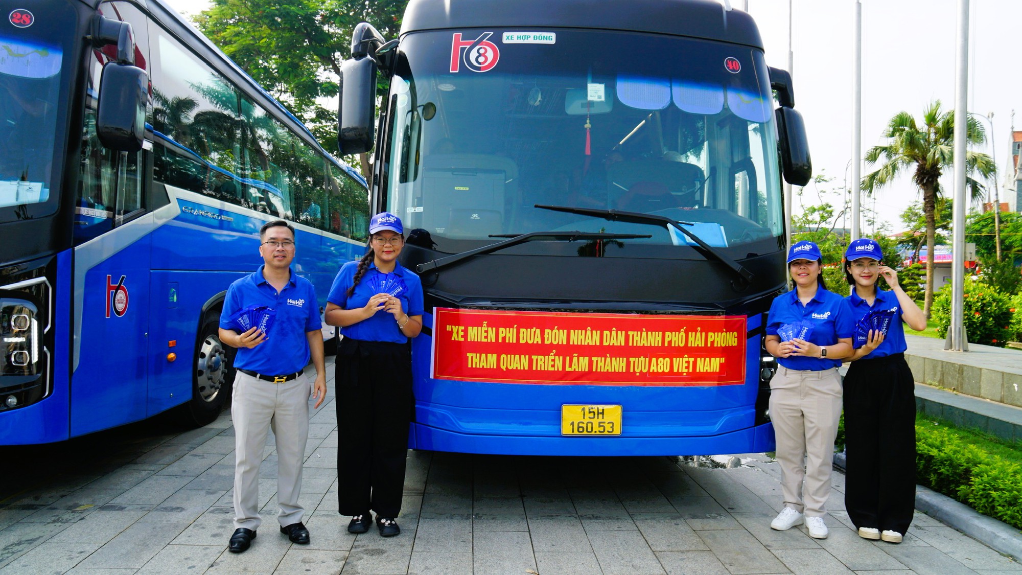 hai-phong-ho-tro-phuong-tien-van-chuyen-dua-nguoi-dan-di-xem-trien-lam-a80-1757937976574592945144-1757941145337-1757941145732449558510.jpg