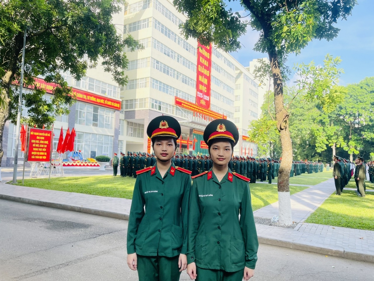 Chị em song sinh cùng đạt 30 điểm vào Học viện Quân y - Ảnh 1. Chị em song sinh cùng đạt 30 điểm vào Học viện Quân y - Ảnh 1.