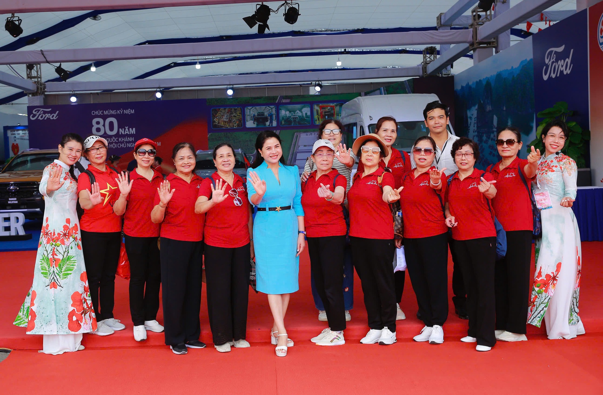 nguoi-dan-hai-phong-hao-hung-di-xem-trien-lam-80-nam-thanh-tuu-dat-nuoc-1757937925475595684748-1757941148225-17579411487412125733367.jpg