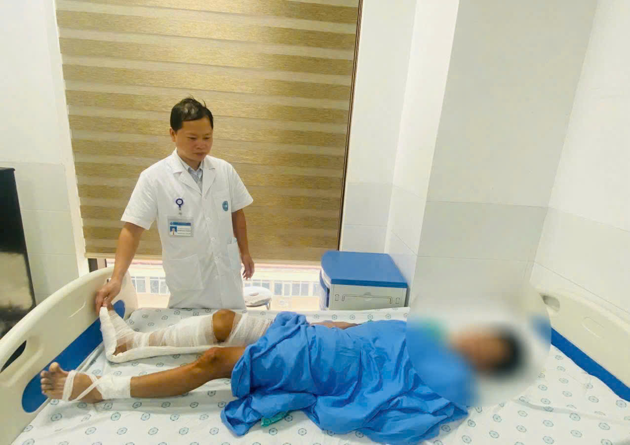 5 giờ nghẹt thở ‘cứu’ cẳng chân gần đứt lìa của nam sinh 15 tuổi- Ảnh 3. 5 giờ nghẹt thở ‘cứu’ cẳng chân gần đứt lìa của nam sinh 15 tuổi- Ảnh 3.