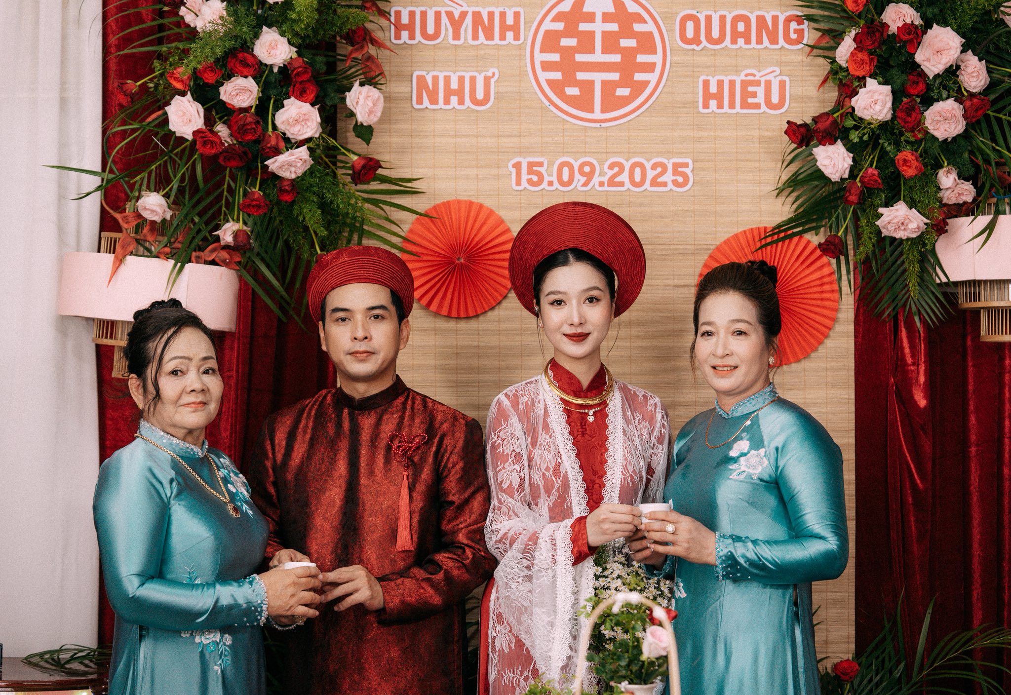 Mẹ đẻ và mẹ vợ Hồ Quang Hiếu rạng rỡ trong lễ vu quy truyền thống - Ảnh 7.