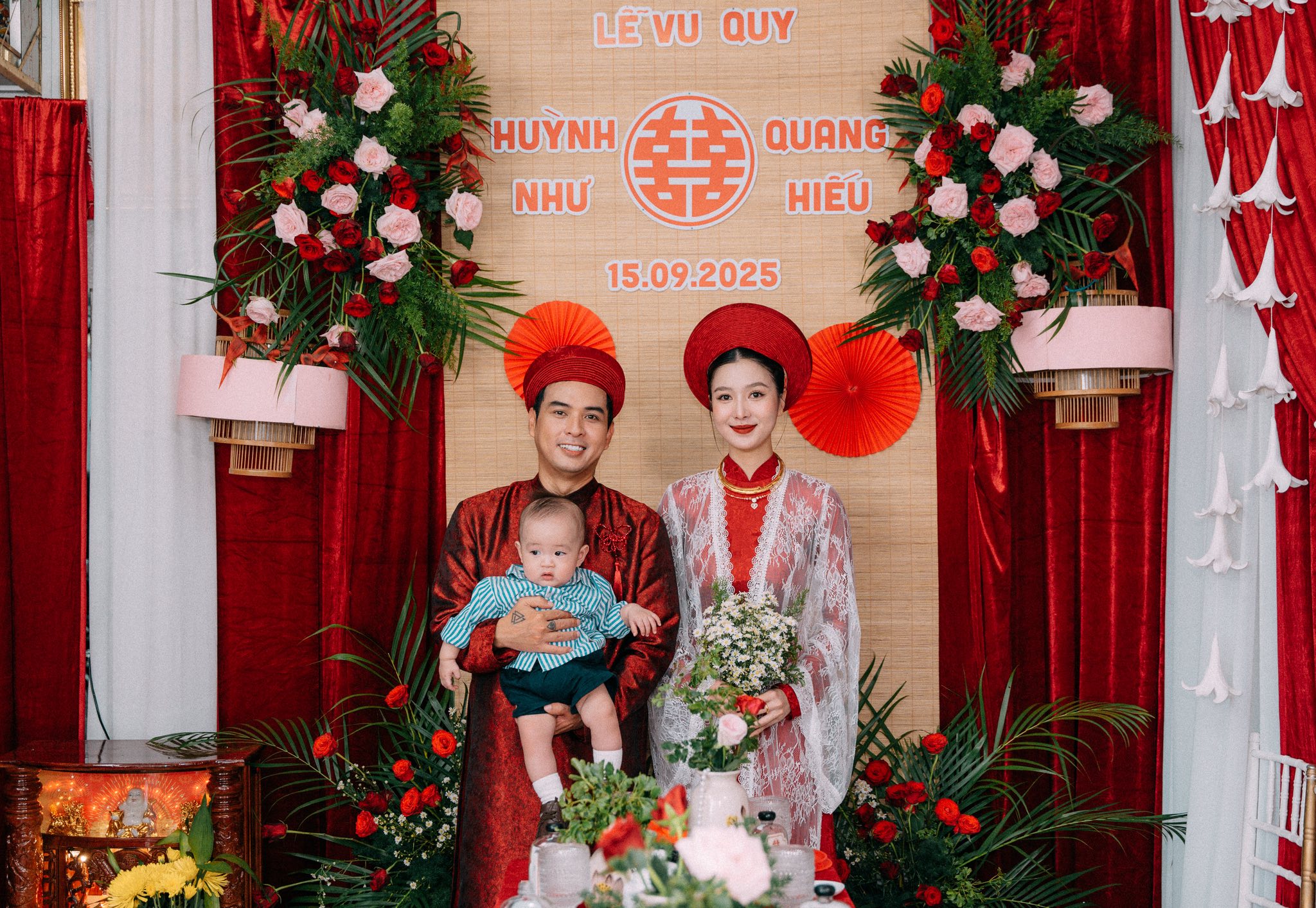 Mẹ đẻ và mẹ vợ Hồ Quang Hiếu rạng rỡ trong lễ vu quy truyền thống - Ảnh 2.